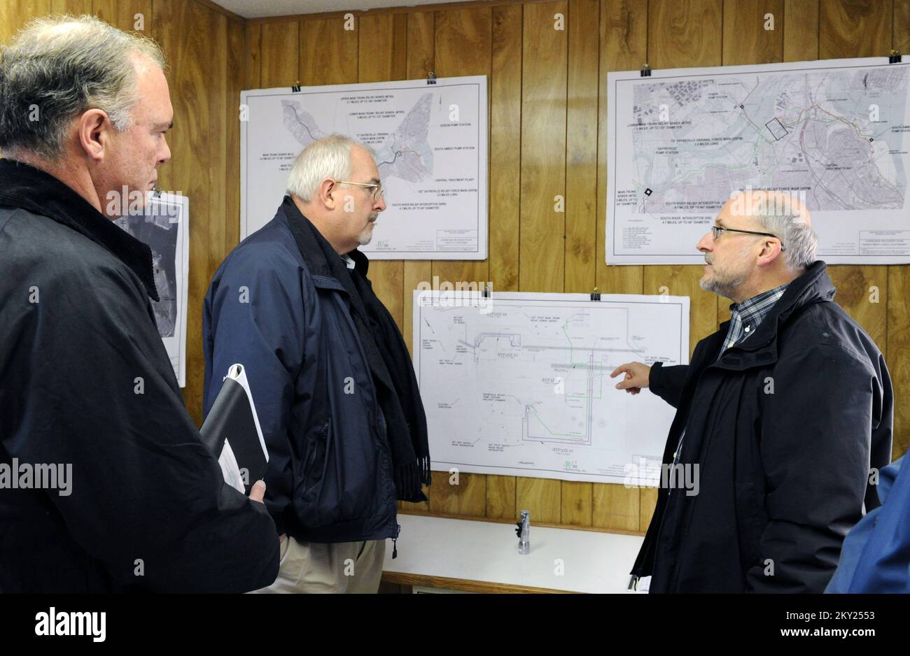 Sayerville, N.J., 28 novembre 2012 Craig Fugate, administrateur de la FEMA, au centre, et Bob Martin, commissaire de la protection de l'environnement du NJ, reçoivent un exposé sur la station de pompage d'eau locale qui a été touchée pendant l'ouragan Sandy, par Michael Samuel, ingénieur en eau et eaux usées. La station était sous l'eau pendant la tempête. Sayerville, NJ, 28 novembre 2012--Craig Fugate, administrateur de la FEMA, au centre, et Bob Martin, commissaire de la protection de l'environnement du NJ, reçoivent un exposé sur la station de pompage d'eau locale qui a été touchée pendant l'ouragan Sandy, par Michael Samuel, ingénieur des eaux usées et de l'eau. Les Banque D'Images