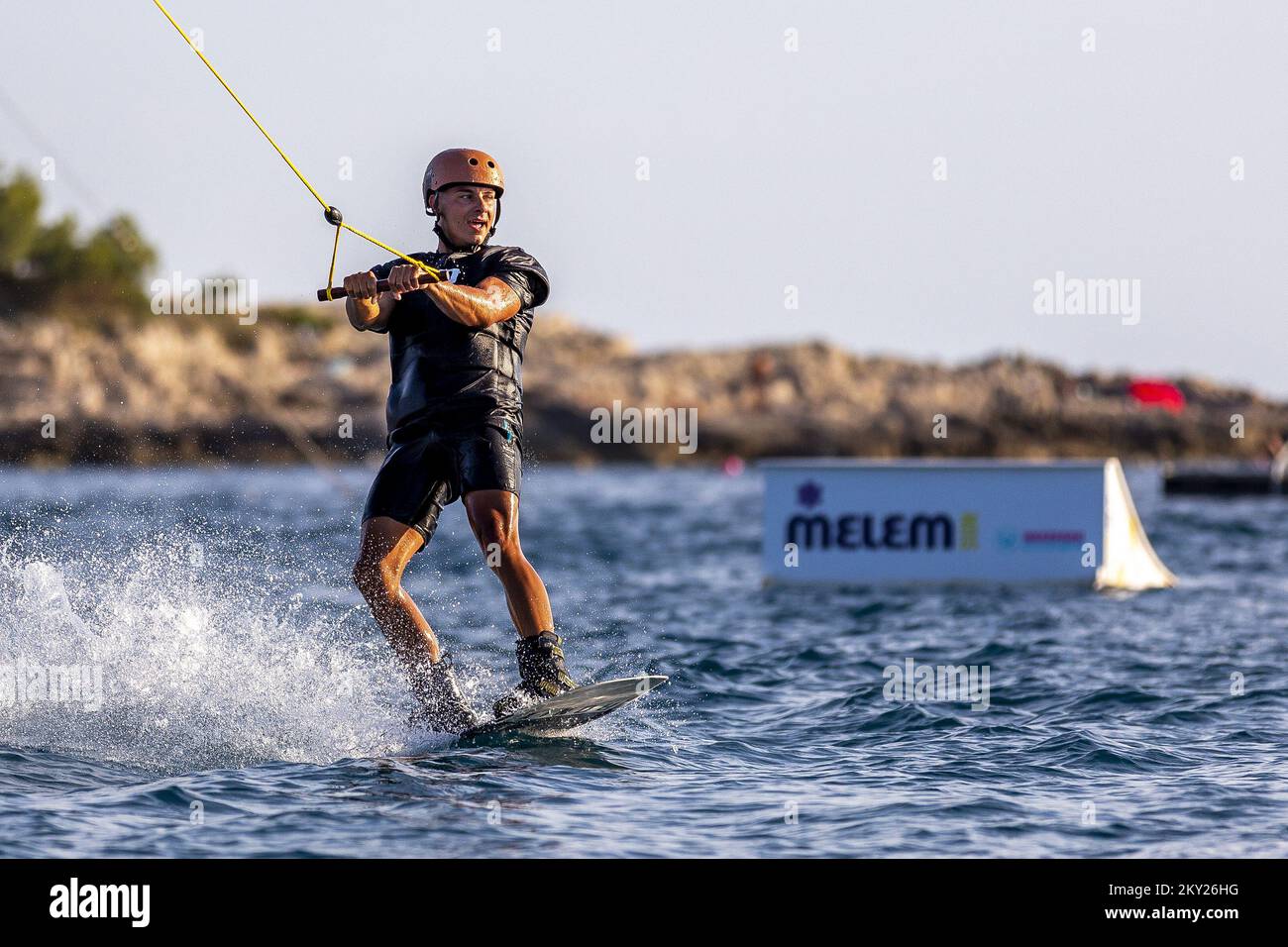 Les amateurs d'adrénaline participent au wakeboard au Wake Park Pula à  Pula, en Croatie, sur 6 juillet 2022. Les touristes ont cherché refuge  contre la chaleur insupportable de Pula sous des parasols,