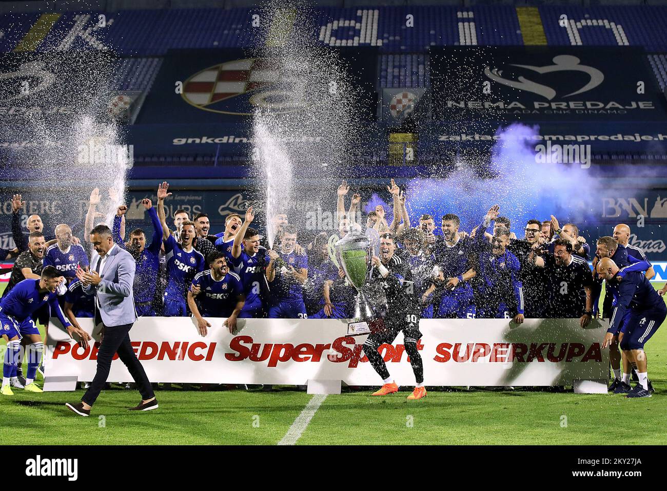 Les joueurs de Dinamo célèbrent avec le trophée du champion de la Super Cup. Dinamo a remporté la Super Cup croate après avoir battu Hajduk 4-1 à Maksimir, Zagreb, avec une meilleure fusillade de pénalité. Il n'y avait pas d'objectifs dans la partie régulière, à Zagreb, en Croatie, sur le 09 juillet 2022. Photo: Goran StanzlPIXSELL Banque D'Images