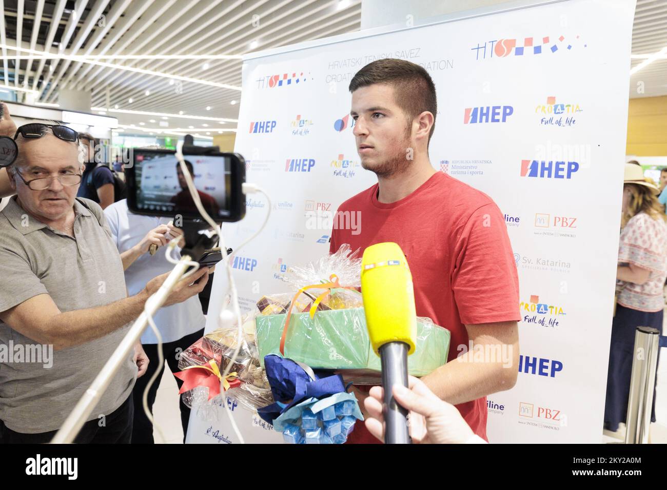 Mili Poljicak, le premier gagnant du Junior Grand Chelem croate à Wimbledon, a fait une déclaration aux médias à son retour à l'aéroport de Split à Kastel, en Croatie, sur 11 juillet 2022. Mili Poljicak, 17 ans, est devenu le premier croate à remporter le titre de Juniors de Wimbledon. La star montante du tennis chez les adolescents de Split, qui aura 18 ans la semaine prochaine, a battu l'américain Michael Zheng 7:6, 7:6 dans la finale des Championnats juniors 2022 à Wimbledon dimanche. Photo: Miroslav Lelas/PIXSELL Banque D'Images