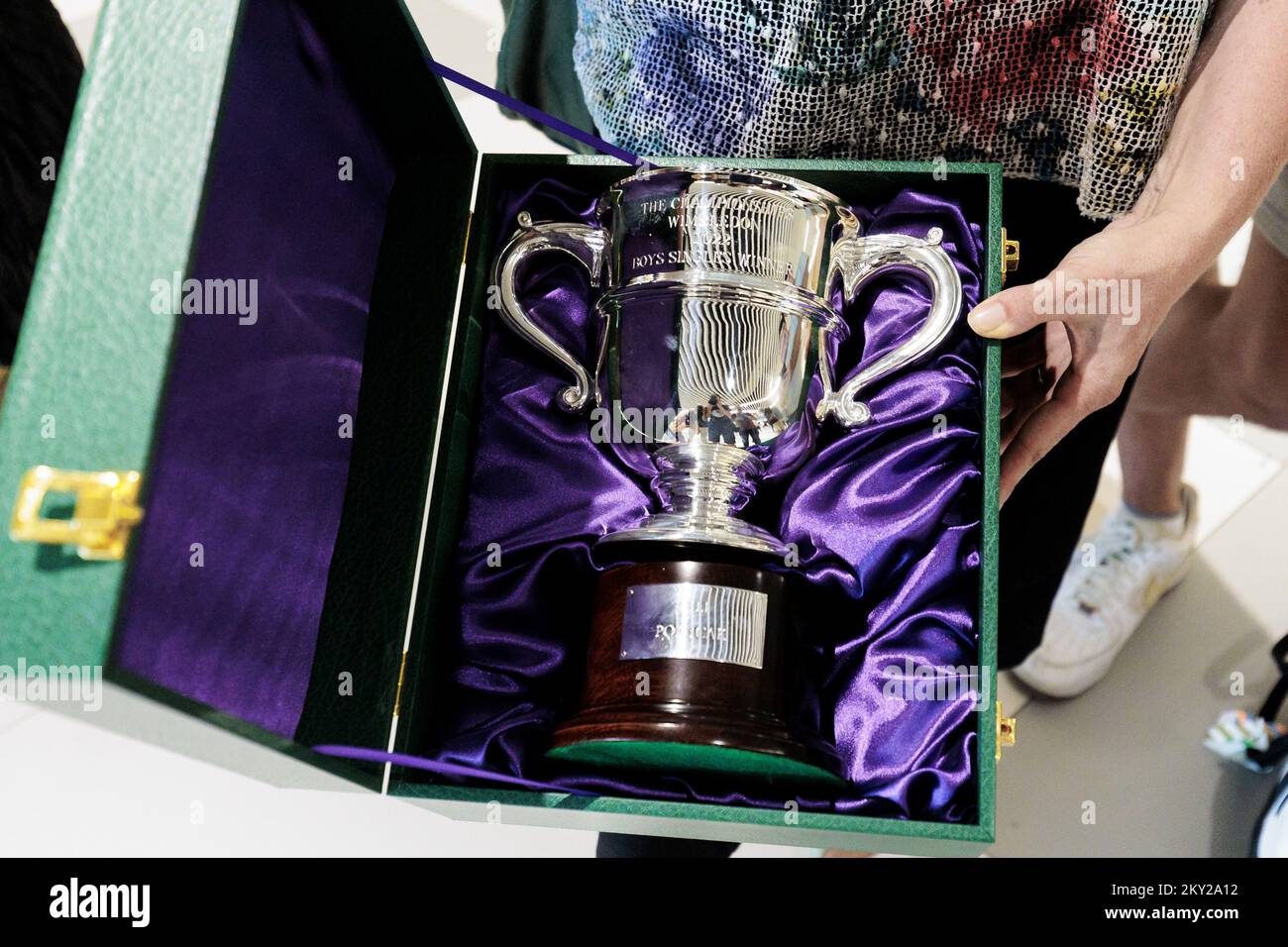 Lors de son retour à l'aéroport de Split à Kastel, en Croatie, sur 11 juillet 2022, la fière mère Nilija et la sœur Petra présentent le trophée du premier Grand Chelem croate à Wimbledon, Mili Poljicak. Mili Poljicak, 17 ans, est devenu le premier croate à remporter le titre de Juniors de Wimbledon. La star montante du tennis chez les adolescents de Split, qui aura 18 ans la semaine prochaine, a battu l'américain Michael Zheng 7:6, 7:6 dans la finale des Championnats juniors 2022 à Wimbledon dimanche. Photo: Miroslav Lelas/PIXSELL Banque D'Images