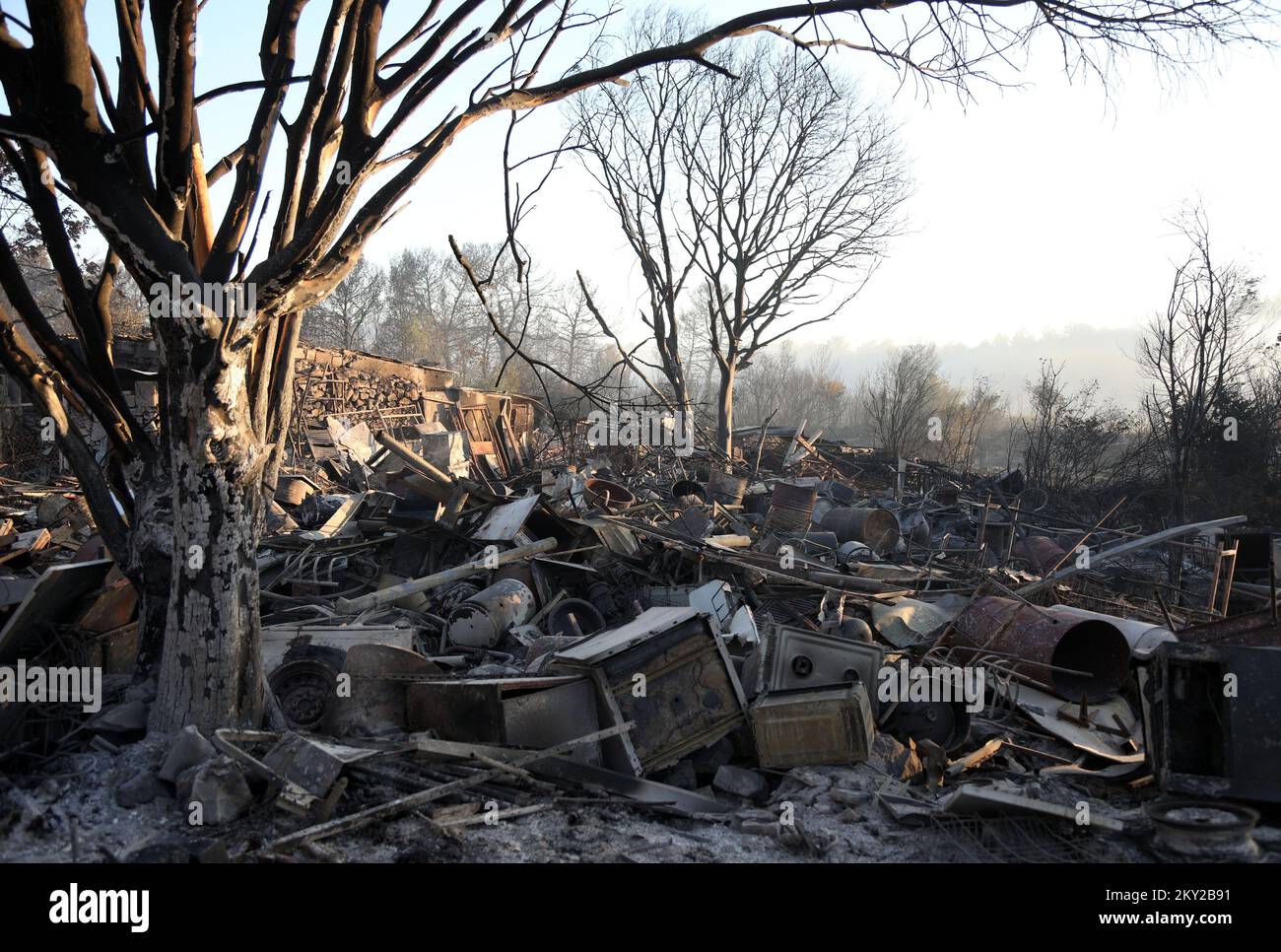 Un site d'enfouissement brûlé est vu après un incendie qui a éclaté dans le village de Raslina près de Vodice, en Croatie, sur 14 juillet 2022. Trois incendies en Dalmatie ont éclaté mercredi à 13 juillet 2022 - deux dans le comté de Sibenik-Knin et un dans le comté de Zadar. De nombreuses sections locales ont été évacuées et plus de 300 pompiers et 50 membres de l'armée ont déclenché un incendie de forêt avec le soutien de trois avions de lutte contre les incendies de Canadair et de deux tracteurs aériens. La situation est plus calme aujourd'hui et l'incendie ne se répand plus hors de contrôle. Le feu a attrapé de l'herbe, des sous-broussailles, des forêts, des oliveraies et des vignobles sur environ 3 000 hectares de l Banque D'Images