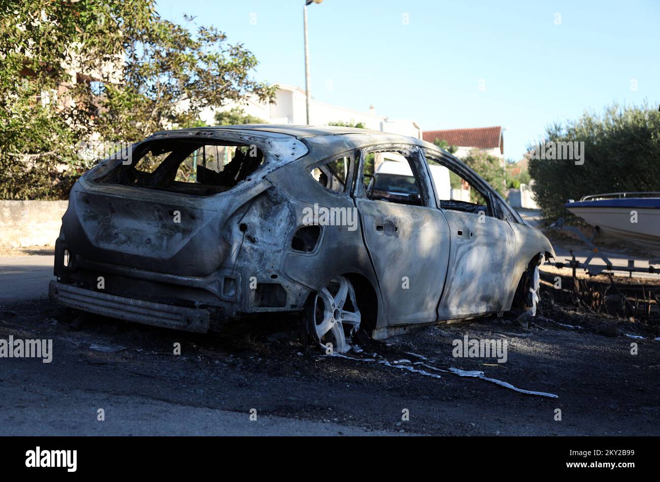 Une voiture brûlée est vue après qu'un incendie a éclaté dans le village de Raslina près de Vodice, en Croatie, sur 14 juillet 2022. Trois incendies en Dalmatie ont éclaté mercredi à 13 juillet 2022 - deux dans le comté de Sibenik-Knin et un dans le comté de Zadar. De nombreuses sections locales ont été évacuées et plus de 300 pompiers et 50 membres de l'armée ont déclenché un incendie de forêt avec le soutien de trois avions de lutte contre les incendies de Canadair et de deux tracteurs aériens. La situation est plus calme aujourd'hui et l'incendie ne se répand plus hors de contrôle. Le feu a attrapé de l'herbe, des broussailles, des forêts, des oliveraies et des vignobles sur environ 3 000 hectares de terres. Photo Banque D'Images