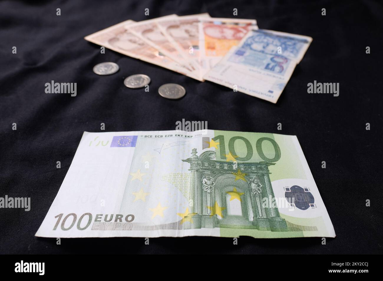 Photo prise sur 15 juillet 2022. Montre l'illustration de la conversion en kuna et en euro, à Zagreb, en Croatie. Le Conseil de l'Union européenne a adopté la décision relative à l'adoption par la Croatie de l'euro le 1 janvier 2023, Modifications du règlement selon lequel la Croatie devient membre à 20th de la zone euro et du règlement déterminant un taux de conversion fixe entre l'euro et le kuna à: 7,53450 kuna par 1 euros. Photo: Tomislav Miletic/PIXSELL Banque D'Images