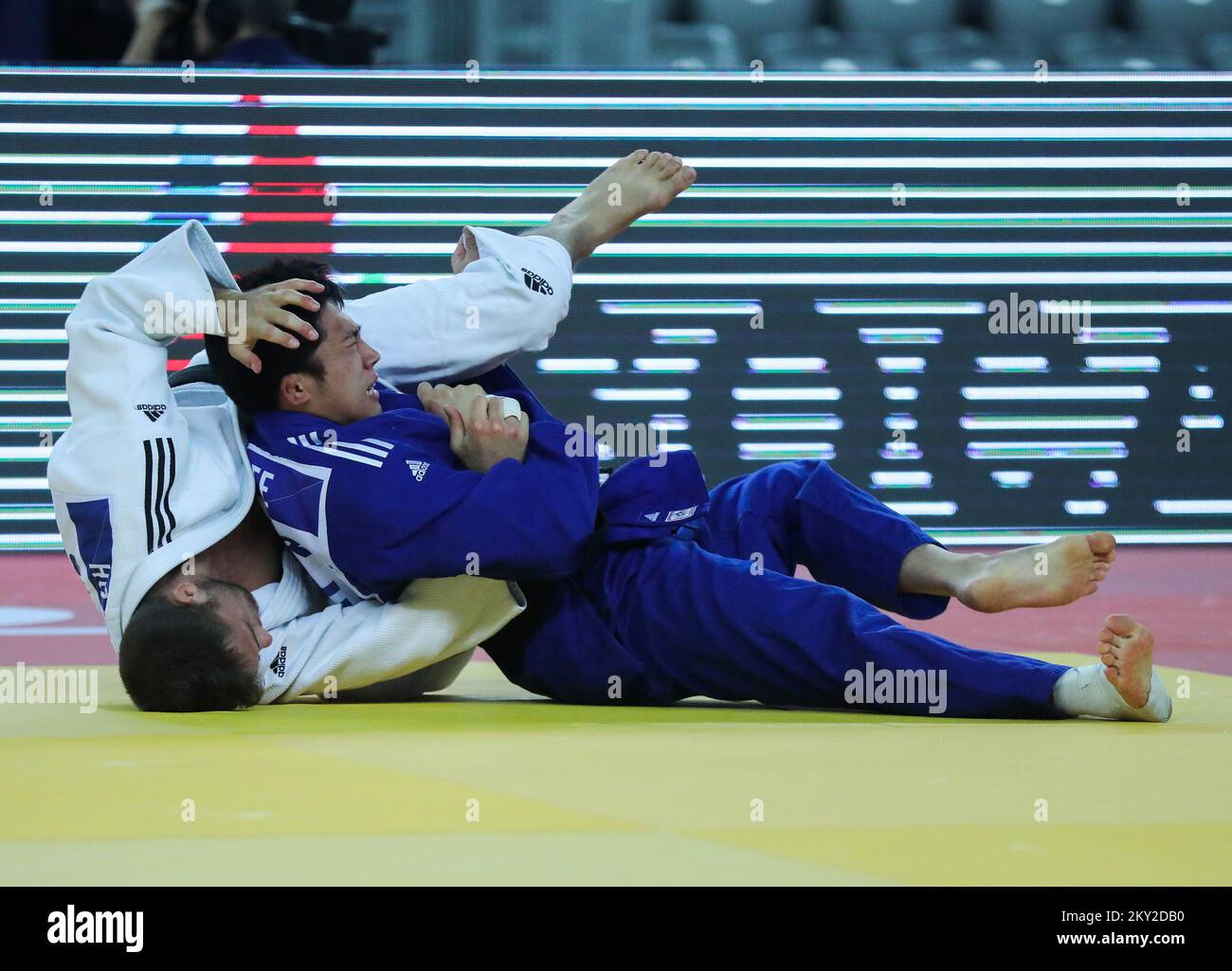 Eunkyul Lee, de Corée, dans une lutte contre Martin Hojak, de Slovénie, dans la catégorie des hommes jusqu'à 73kg ans, lors du Grand Prix mondial de Zagreb de l'IJF, qui s'est tenu à l'Arena de Zagreb, à Zagreb, en Croatie, sur 16 juillet 2022. Photo: Zeljko Hladika/PIXSELL Banque D'Images