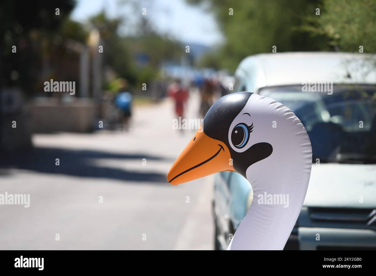 Un cygne gonflable géant est vu sur le parking près de la plage pendant une vague de chaleur à Srima, en Croatie, sur 19 juillet 2022. Photo: Hrvoje Jelavic/PIXSELL Banque D'Images