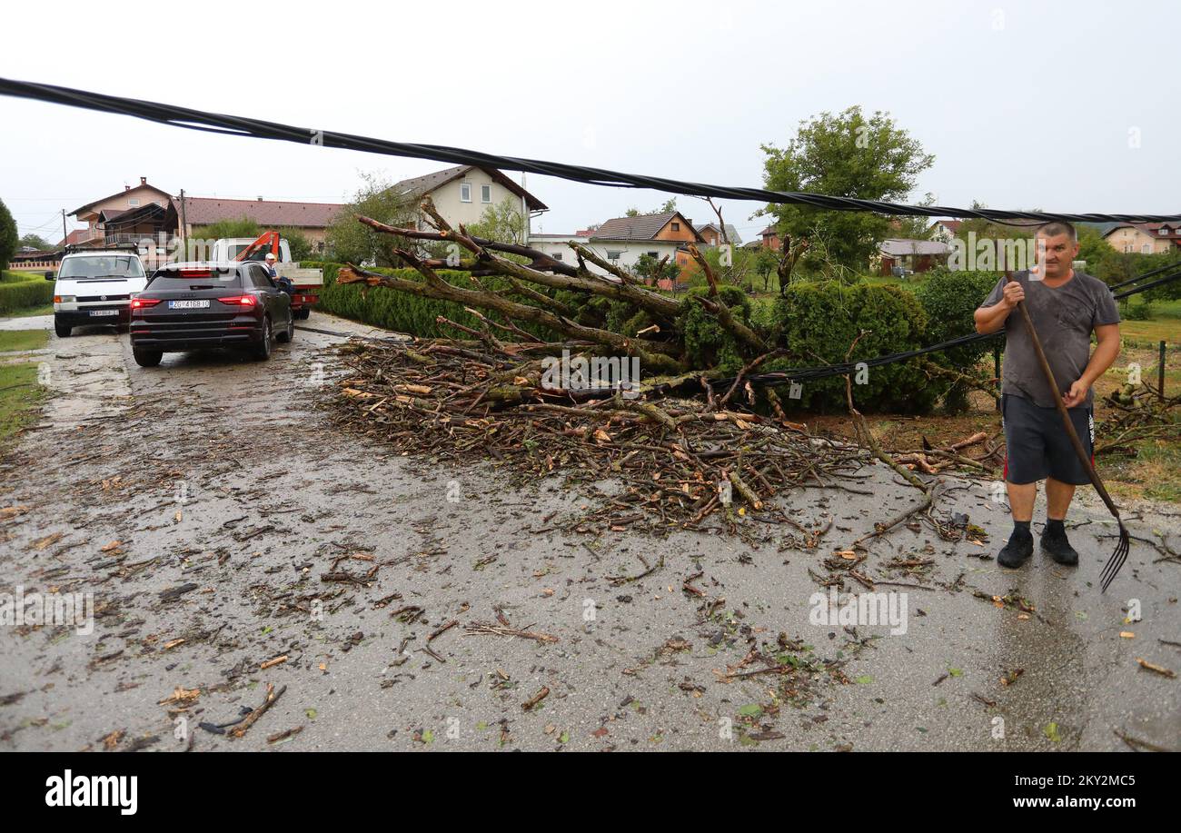 Une tempête de pluie et de vent fort a fait tomber des arbres et des toits à Karlovac, en Croatie, sur 26 juillet 2022. Il y a également eu une coupure de courant et de nombreuses cultures agricoles ont été détruites. Photo: Kristina Stedul Fabac/PIXSELL Banque D'Images