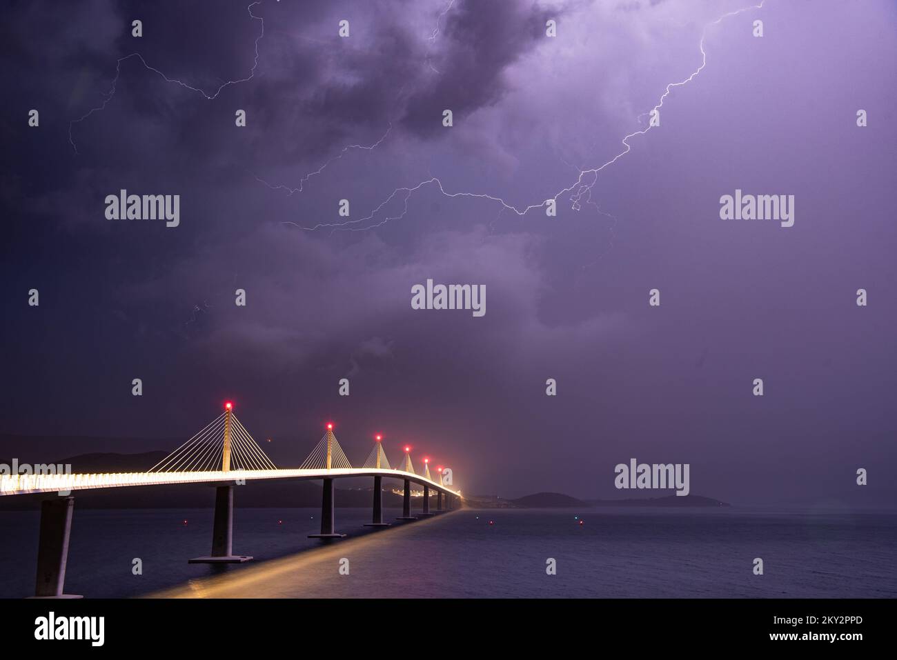 Un orage est observé au-dessus du pont de Peljesac, à Peljesac, en Croatie, sur 27 juillet 2022. Photo: Bruno Fantulin/PIXSELL Banque D'Images