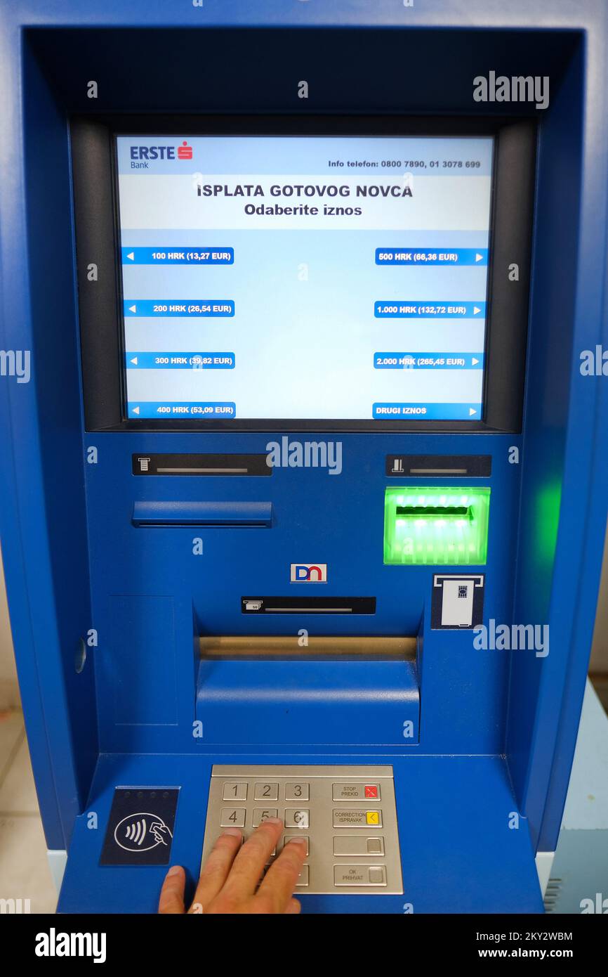 Mise à jour du logiciel sur les ATM montrant des kunas croates et des euros à Zagreb, Croatie, le 29. Juillet 2022. La Croatie adoptera intégralement la monnaie de l'euro sur l'1 janvier 2023. Banque D'Images