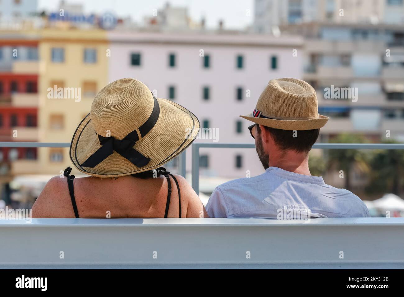 Les chapeaux et casquettes sont devenus des équipements obligatoires pour  la protection contre le soleil fort tout en marchant dans la ville de  Zadar, Croatie sur 7 août 2022. Photo: Sime Zelic/PIXSELL