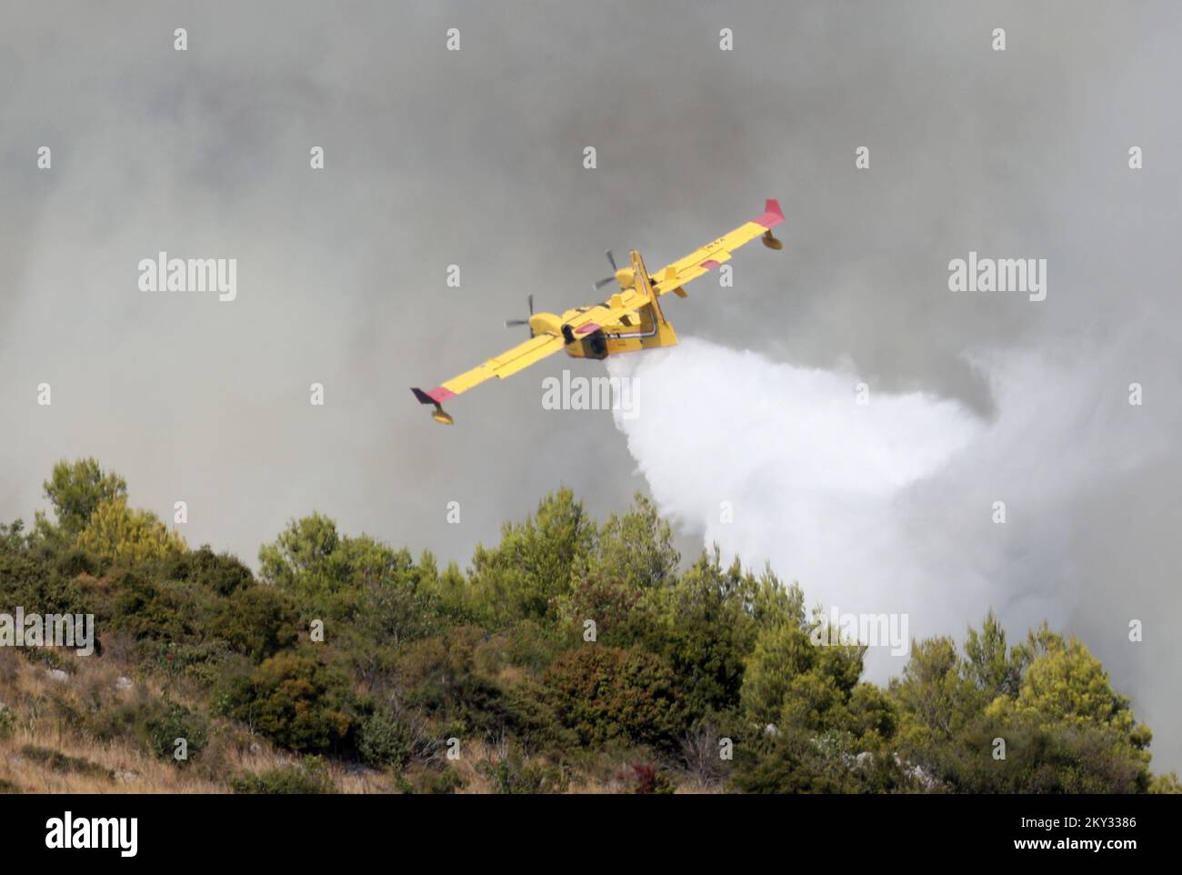 Un avion de lutte contre les incendies de Canadair déverse de l'eau au-dessus d'un feu de forêt à Vrpolje, près de Sibenik, en Croatie, en 16 août 2022. Plus de 60 pompiers de 21 véhicules, quatre Canadairs et trois tracteurs aériens ont été engagés pour éteindre l'incendie. Photo: Dusko Jaramaz/PIXSELL Banque D'Images