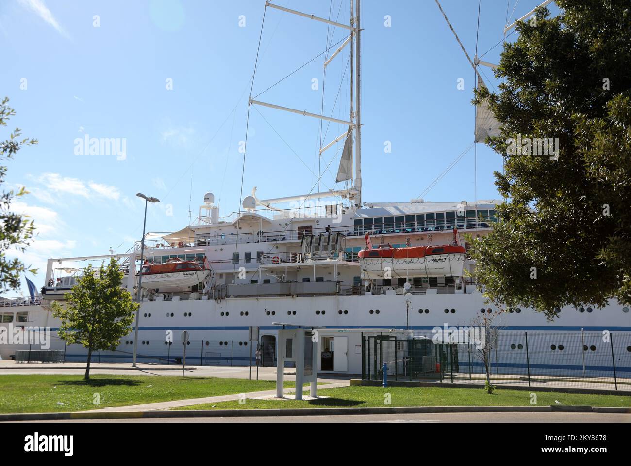 Le bateau à voile et le bateau de croisière 'Club Med 2' sont arrivés dans le port de Sibenik, à Sibenik, Croatie, le 21 août 2022.Club Med 2 est une goélette à voile à cinq mâts contrôlée par ordinateur, détenue et exploitée par le Club Med et exploitée comme bateau de croisière. Il combine la puissance de sept voiles commandées par ordinateur avec une alimentation diesel-électrique plus traditionnelle, avec quatre générateurs diesel qui alimentent deux moteurs électriques. Le Club Med 2 a été lancé en 1992 au Havre, en France. Le navire est l'un des plus grands bateaux de croisière à voile au monde, transportant jusqu'à 386 passagers avec un équipage de 214 personnes, photo: Dusko Jaramaz/PIXS Banque D'Images