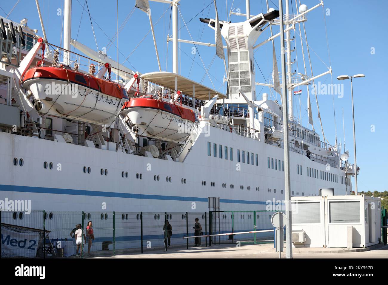 Le bateau à voile et le bateau de croisière 'Club Med 2' sont arrivés dans le port de Sibenik, à Sibenik, Croatie, le 21 août 2022.Club Med 2 est une goélette à voile à cinq mâts contrôlée par ordinateur, détenue et exploitée par le Club Med et exploitée comme bateau de croisière. Il combine la puissance de sept voiles commandées par ordinateur avec une alimentation diesel-électrique plus traditionnelle, avec quatre générateurs diesel qui alimentent deux moteurs électriques. Le Club Med 2 a été lancé en 1992 au Havre, en France. Le navire est l'un des plus grands bateaux de croisière à voile au monde, transportant jusqu'à 386 passagers avec un équipage de 214 personnes, photo: Dusko Jaramaz/PIXS Banque D'Images