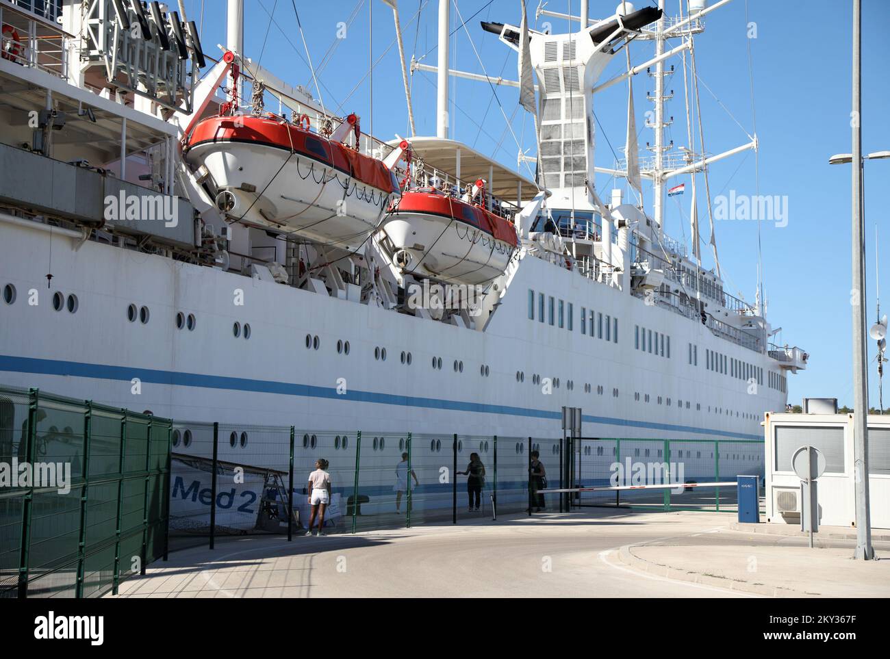 Le bateau à voile et le bateau de croisière 'Club Med 2' sont arrivés dans le port de Sibenik, à Sibenik, Croatie, le 21 août 2022.Club Med 2 est une goélette à voile à cinq mâts contrôlée par ordinateur, détenue et exploitée par le Club Med et exploitée comme bateau de croisière. Il combine la puissance de sept voiles commandées par ordinateur avec une alimentation diesel-électrique plus traditionnelle, avec quatre générateurs diesel qui alimentent deux moteurs électriques. Le Club Med 2 a été lancé en 1992 au Havre, en France. Le navire est l'un des plus grands bateaux de croisière à voile au monde, transportant jusqu'à 386 passagers avec un équipage de 214 personnes, photo: Dusko Jaramaz/PIXS Banque D'Images