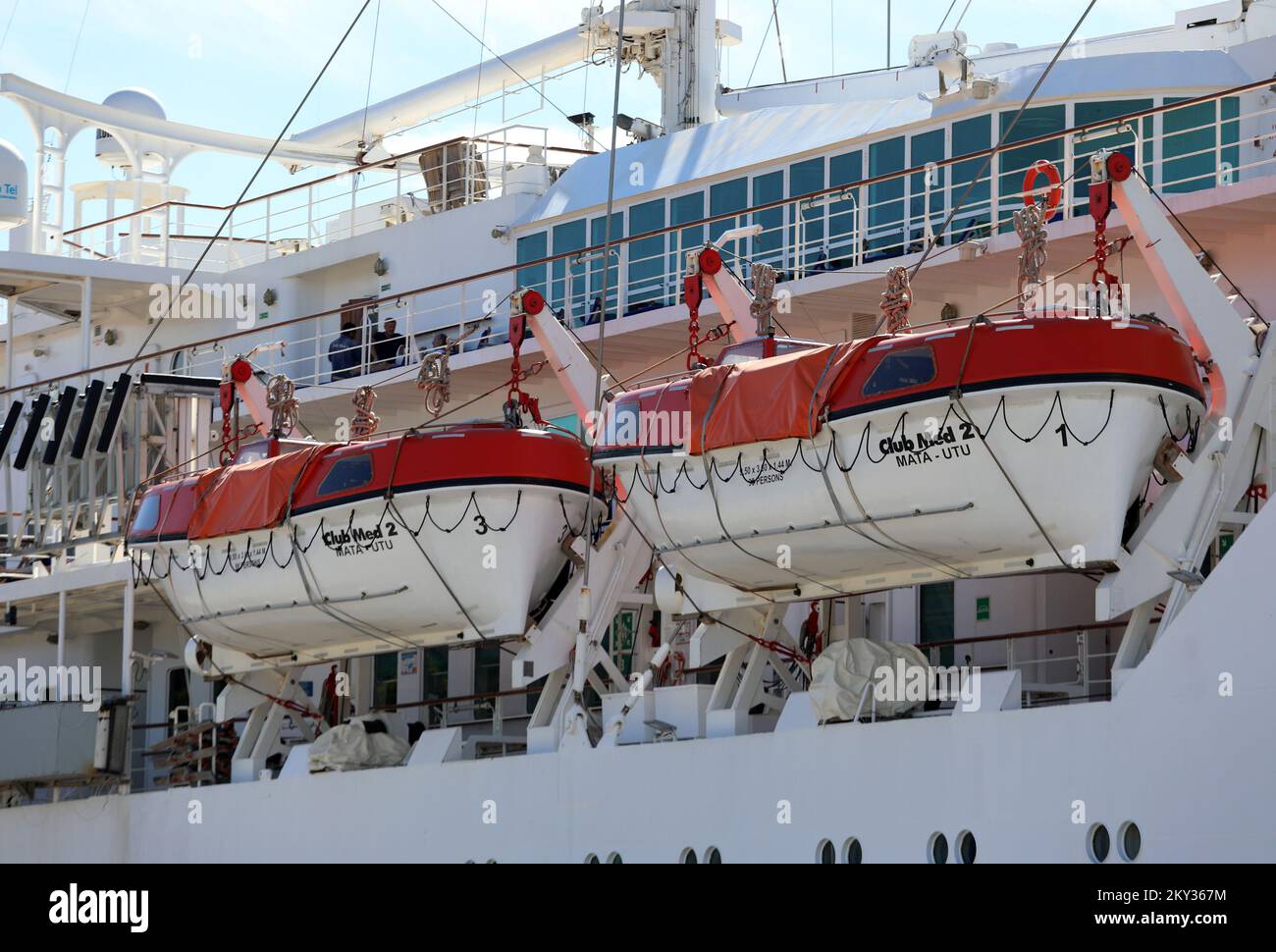 Le bateau à voile et le bateau de croisière 'Club Med 2' sont arrivés dans le port de Sibenik, à Sibenik, Croatie, le 21 août 2022.Club Med 2 est une goélette à voile à cinq mâts contrôlée par ordinateur, détenue et exploitée par le Club Med et exploitée comme bateau de croisière. Il combine la puissance de sept voiles commandées par ordinateur avec une alimentation diesel-électrique plus traditionnelle, avec quatre générateurs diesel qui alimentent deux moteurs électriques. Le Club Med 2 a été lancé en 1992 au Havre, en France. Le navire est l'un des plus grands bateaux de croisière à voile au monde, transportant jusqu'à 386 passagers avec un équipage de 214 personnes, photo: Dusko Jaramaz/PIXS Banque D'Images