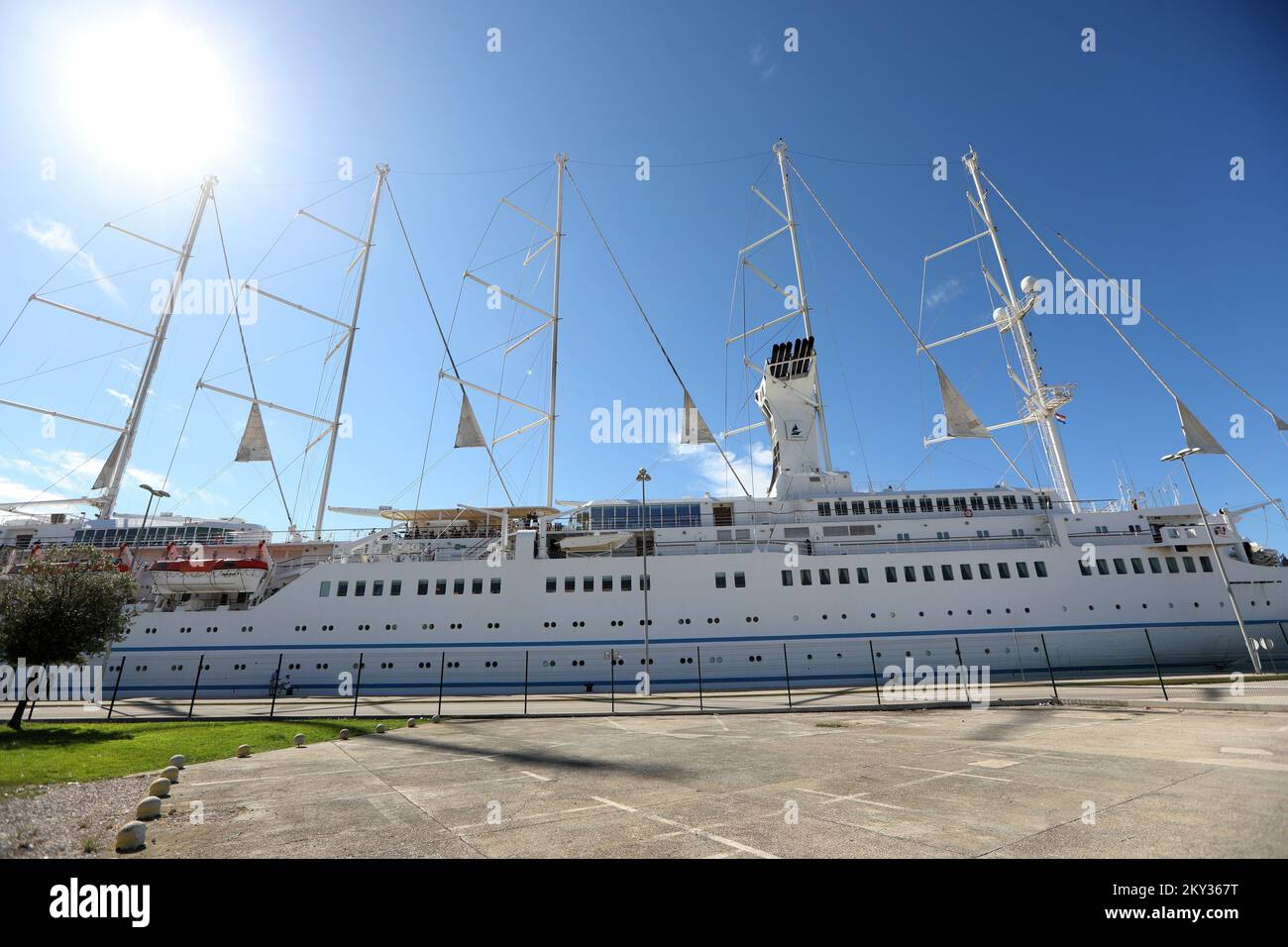 Le bateau à voile et le bateau de croisière 'Club Med 2' sont arrivés dans le port de Sibenik, à Sibenik, Croatie, le 21 août 2022.Club Med 2 est une goélette à voile à cinq mâts contrôlée par ordinateur, détenue et exploitée par le Club Med et exploitée comme bateau de croisière. Il combine la puissance de sept voiles commandées par ordinateur avec une alimentation diesel-électrique plus traditionnelle, avec quatre générateurs diesel qui alimentent deux moteurs électriques. Le Club Med 2 a été lancé en 1992 au Havre, en France. Le navire est l'un des plus grands bateaux de croisière à voile au monde, transportant jusqu'à 386 passagers avec un équipage de 214 personnes, photo: Dusko Jaramaz/PIXS Banque D'Images