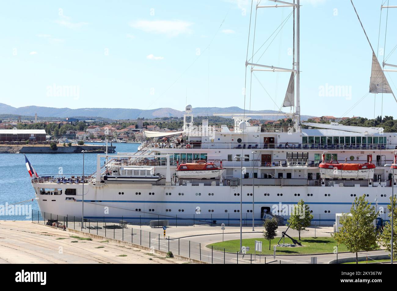 Le bateau à voile et le bateau de croisière 'Club Med 2' sont arrivés dans le port de Sibenik, à Sibenik, Croatie, le 21 août 2022.Club Med 2 est une goélette à voile à cinq mâts contrôlée par ordinateur, détenue et exploitée par le Club Med et exploitée comme bateau de croisière. Il combine la puissance de sept voiles commandées par ordinateur avec une alimentation diesel-électrique plus traditionnelle, avec quatre générateurs diesel qui alimentent deux moteurs électriques. Le Club Med 2 a été lancé en 1992 au Havre, en France. Le navire est l'un des plus grands bateaux de croisière à voile au monde, transportant jusqu'à 386 passagers avec un équipage de 214 personnes, photo: Dusko Jaramaz/PIXS Banque D'Images