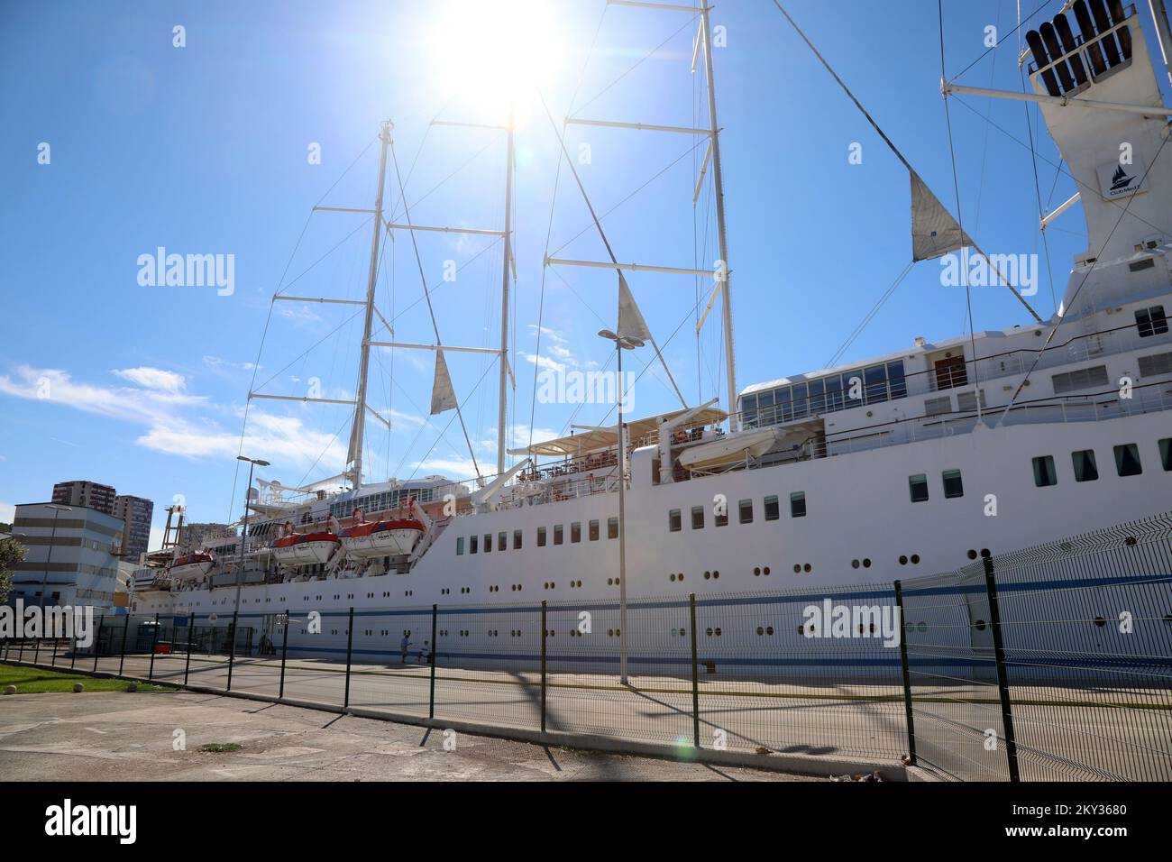 Le bateau à voile et le bateau de croisière 'Club Med 2' sont arrivés dans le port de Sibenik, à Sibenik, Croatie, le 21 août 2022.Club Med 2 est une goélette à voile à cinq mâts contrôlée par ordinateur, détenue et exploitée par le Club Med et exploitée comme bateau de croisière. Il combine la puissance de sept voiles commandées par ordinateur avec une alimentation diesel-électrique plus traditionnelle, avec quatre générateurs diesel qui alimentent deux moteurs électriques. Le Club Med 2 a été lancé en 1992 au Havre, en France. Le navire est l'un des plus grands bateaux de croisière à voile au monde, transportant jusqu'à 386 passagers avec un équipage de 214 personnes, photo: Dusko Jaramaz/PIXS Banque D'Images