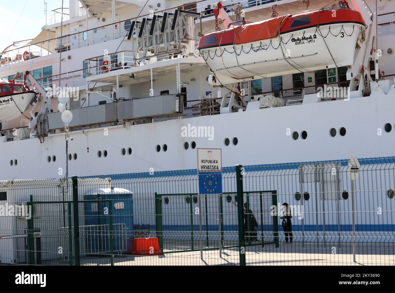 Le bateau à voile et le bateau de croisière 'Club Med 2' sont arrivés dans le port de Sibenik, à Sibenik, Croatie, le 21 août 2022.Club Med 2 est une goélette à voile à cinq mâts contrôlée par ordinateur, détenue et exploitée par le Club Med et exploitée comme bateau de croisière. Il combine la puissance de sept voiles commandées par ordinateur avec une alimentation diesel-électrique plus traditionnelle, avec quatre générateurs diesel qui alimentent deux moteurs électriques. Le Club Med 2 a été lancé en 1992 au Havre, en France. Le navire est l'un des plus grands bateaux de croisière à voile au monde, transportant jusqu'à 386 passagers avec un équipage de 214 personnes, photo: Dusko Jaramaz/PIXS Banque D'Images