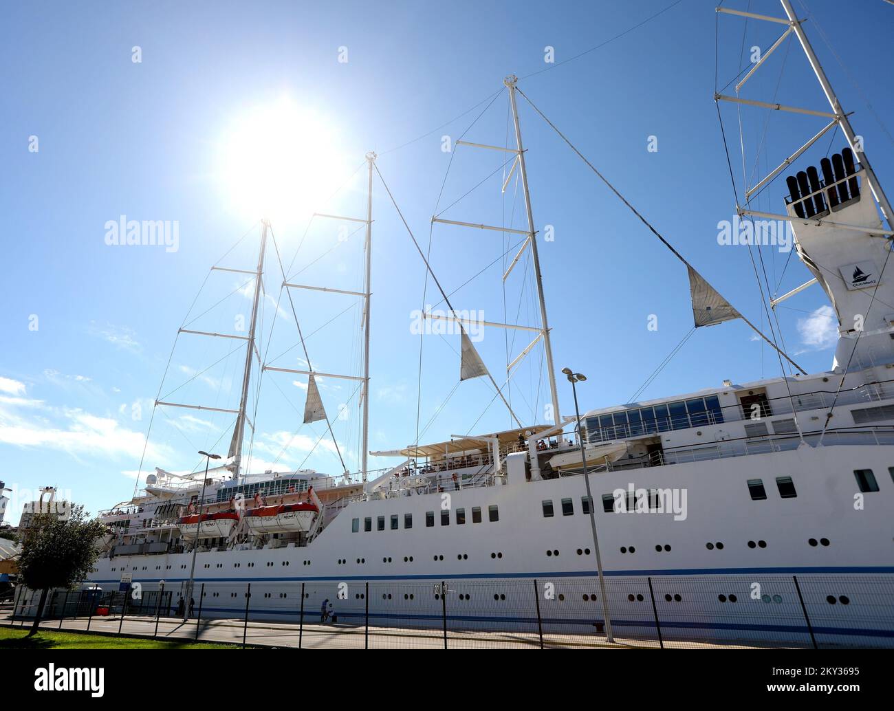 Le bateau à voile et le bateau de croisière 'Club Med 2' sont arrivés dans le port de Sibenik, à Sibenik, Croatie, le 21 août 2022.Club Med 2 est une goélette à voile à cinq mâts contrôlée par ordinateur, détenue et exploitée par le Club Med et exploitée comme bateau de croisière. Il combine la puissance de sept voiles commandées par ordinateur avec une alimentation diesel-électrique plus traditionnelle, avec quatre générateurs diesel qui alimentent deux moteurs électriques. Le Club Med 2 a été lancé en 1992 au Havre, en France. Le navire est l'un des plus grands bateaux de croisière à voile au monde, transportant jusqu'à 386 passagers avec un équipage de 214 personnes, photo: Dusko Jaramaz/PIXS Banque D'Images