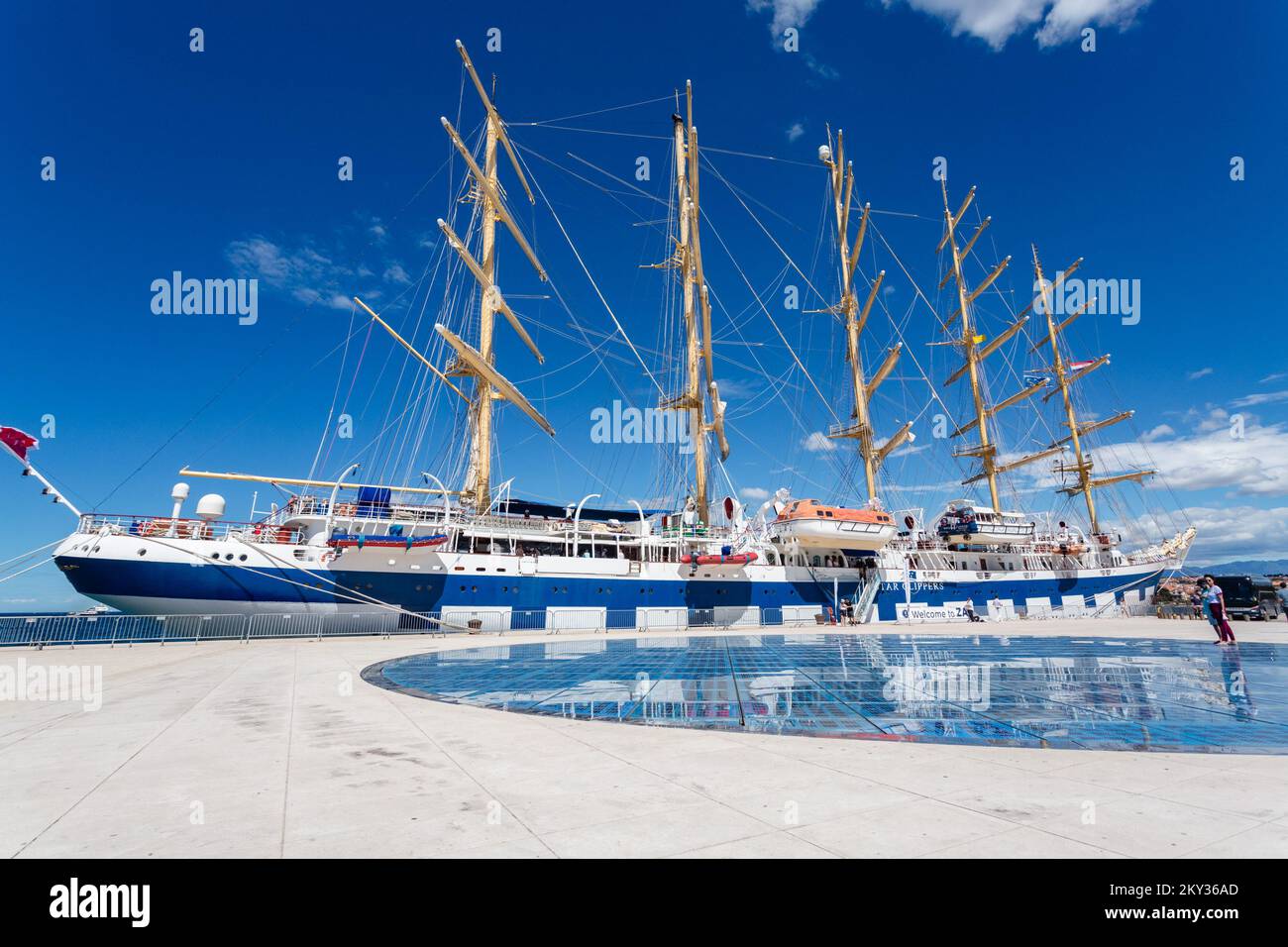Royal Clipper est arrivé au port de Zadar, à Zadar, Croatie, le 21 août 2022. Inspiré par le grand navire Preussen, le Royal Clipper a la fierté d'être le plus grand et le seul voilier à cinq mâts à bord complet construit depuis le lancement de son prédécesseur au début du siècle dernier. Le navire Royal Clipper est un navire à passagers (croisière) construit en 2000 (22 ans) et naviguant actuellement sous le drapeau de Malte. Photo: Sime Zelic/PIXSELL Banque D'Images