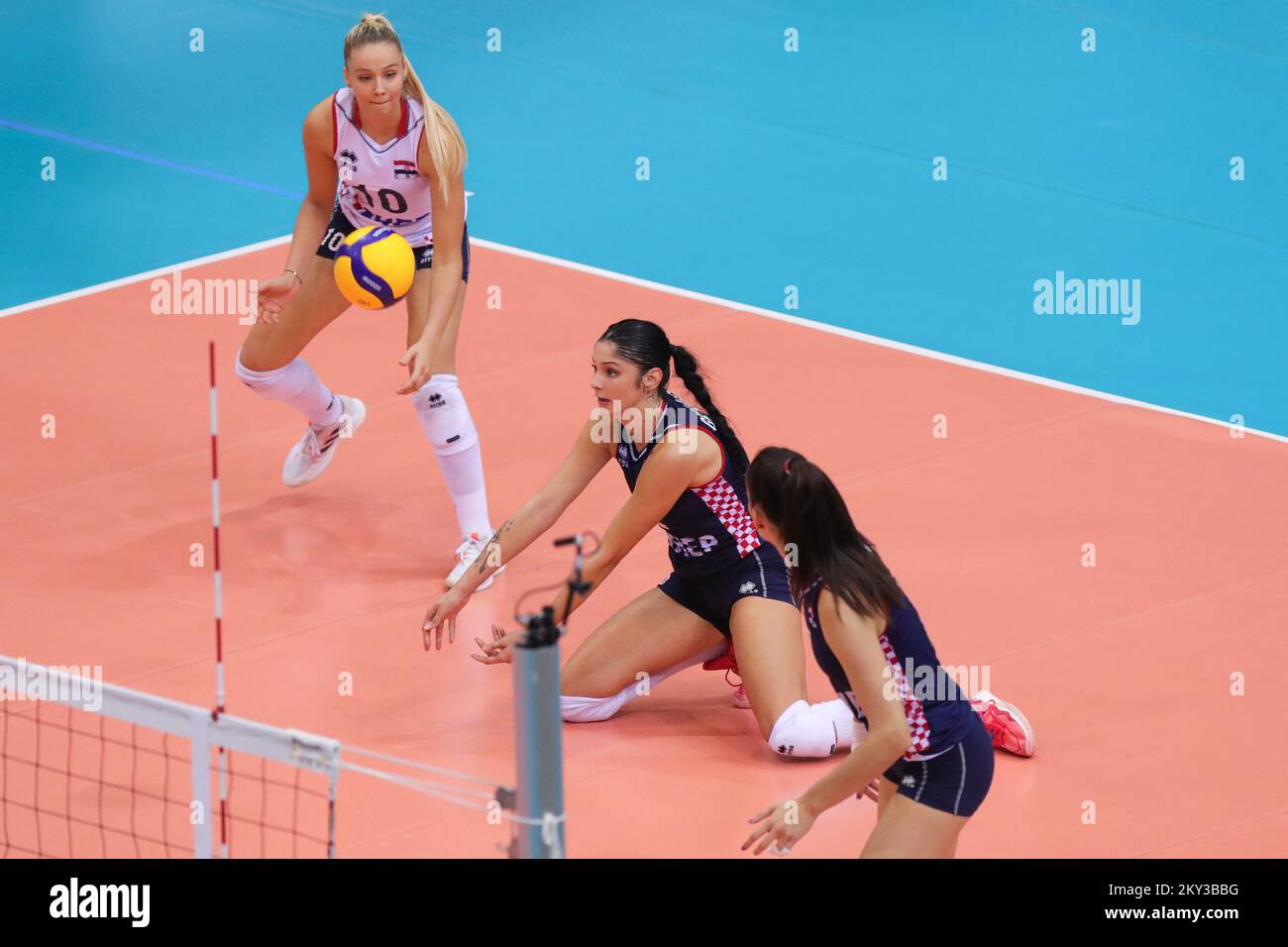 Mika Grbavica, de Croatie, reçoit le ballon lors du championnat européen de volley-ball féminin Groupe de qualification Un match entre la Croatie et la Roumanie à l'arène intérieure de Gradski Vrt sur 28 août 2022 à Osijek, Croatie. Banque D'Images