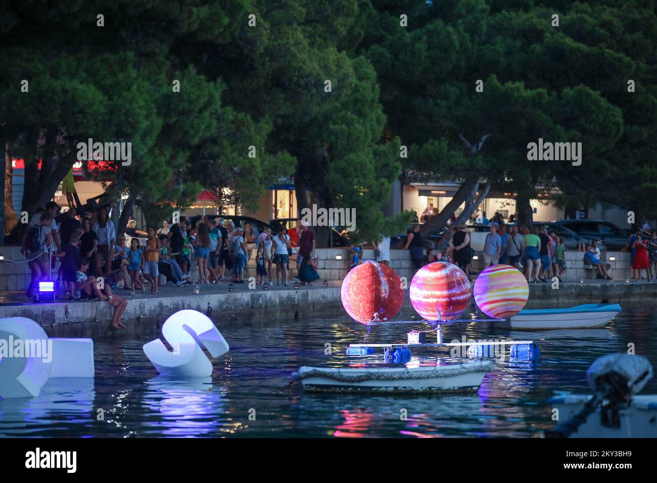 Le batane et la mer sont transformés dans une galerie unique d'installations d'art mobile, programme pour les enfants et spectacle de lumière lors de l'événement 'Rhapsody in Blue' dédié à la mer d'azur à Fazana, Croatie sur 28. Août 2022. Photo: Srecko Niketic/PIXSELL Banque D'Images