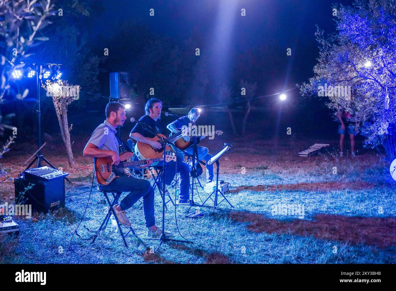 Le batane et la mer sont transformés dans une galerie unique d'installations d'art mobile, programme pour les enfants et spectacle de lumière lors de l'événement 'Rhapsody in Blue' dédié à la mer d'azur à Fazana, Croatie sur 28. Août 2022. Photo: Srecko Niketic/PIXSELL Banque D'Images