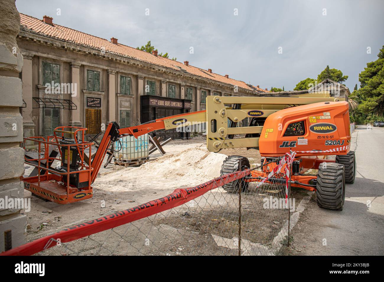 L'hôtel Grand, une ruine de la guerre de Homeland en 1991, représentera les ruines de la Seconde Guerre mondiale dans un nouveau film. Tout est en préparation lente pour le tournage et bien que peu de détails aient été révélés, ce qui est connu est que les ruines seront l'un des endroits où le tournage aura lieu dans la deuxième moitié du mois de septembre. Le film portera sur le légendaire photographe du magazine Vogue, Lee Miller, Qui sera joué par Kate Winslet (46). Le film est également mis en vedette Jude Law (49) et Marion Cotillard (46), à Dubrovnik, Croatie, le 29 août. 2022. Photo: Grgo Jelavic/PIXSELL Banque D'Images