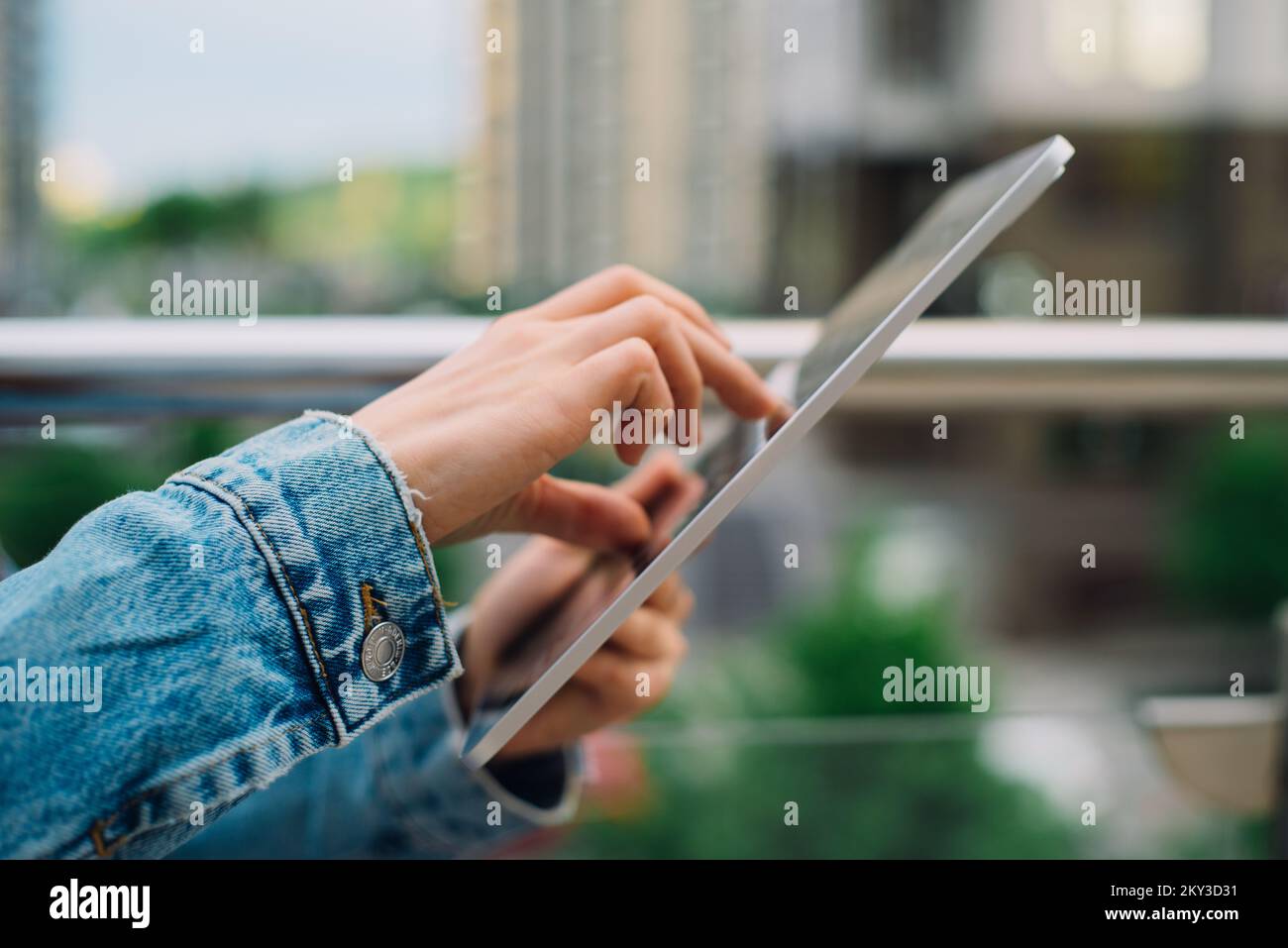 Femme d'affaires en gros plan utilisant une tablette numérique tout en se tenant à l'extérieur devant des bâtiments, concepts et technologies, médias sociaux, affichage numérique Banque D'Images