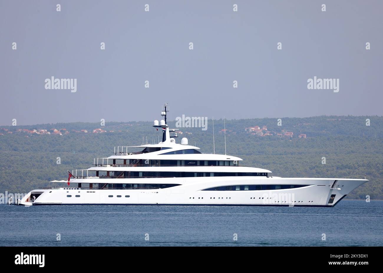 Le yacht de luxe foi voile la mer Adriatique peut être vu à Sibenik, Croatie sur 23 août 2022. Le yacht fait 96,6 mètres de long et est l'un des 60 plus grands yachts du monde. Le yacht vaut presque 20 millions de dollars. Sept jours de location de yacht coûte environ 1,5 millions de dollars. Le propriétaire du yacht est Lawrence Stroll, co-propriétaire d'Aston Martin en Formule 1. Le yacht Faith a une capacité de 12 personnes dans 7 cabines, tandis que le nombre de membres d'équipage est de 31. Beyonce et Jay-Z ont navigué sur ce yacht cet été. Photo: Dusko Jaramaz/PIXSELL Banque D'Images