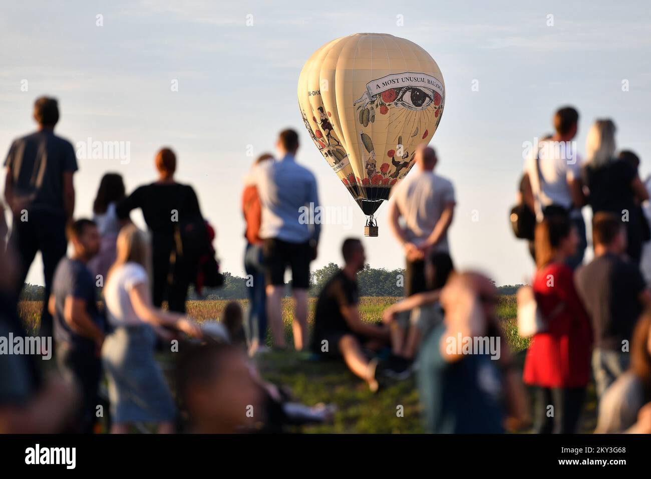 Les gens regardent comme un ballon d'air chaud vole pendant le festival de ballon d'air chaud à Prelog, Croatie sur 3 septembre 2022. Photo: Vjeran Zganec Rogulja/PIXSELL Banque D'Images