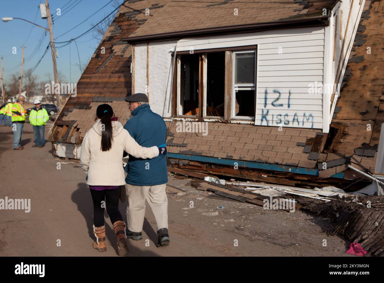 Staten Island, N.Y., le 20 décembre 2012 la propriétaire, Leillanie Morrissey et sa ministre marchent à côté de sa maison qui a été détruite par l'ouragan Sandy. La maison sera supprimée car elle bloque l'accès à la rue. Le Programme d'aide publique de la FEMA permet d'éliminer les débris des biens publics afin d'éliminer les risques pour la santé et la sécurité. Andrea Booher/FEMA. New York ouragan Sandy. Photographies relatives aux programmes, aux activités et aux fonctionnaires de gestion des catastrophes et des situations d'urgence Banque D'Images