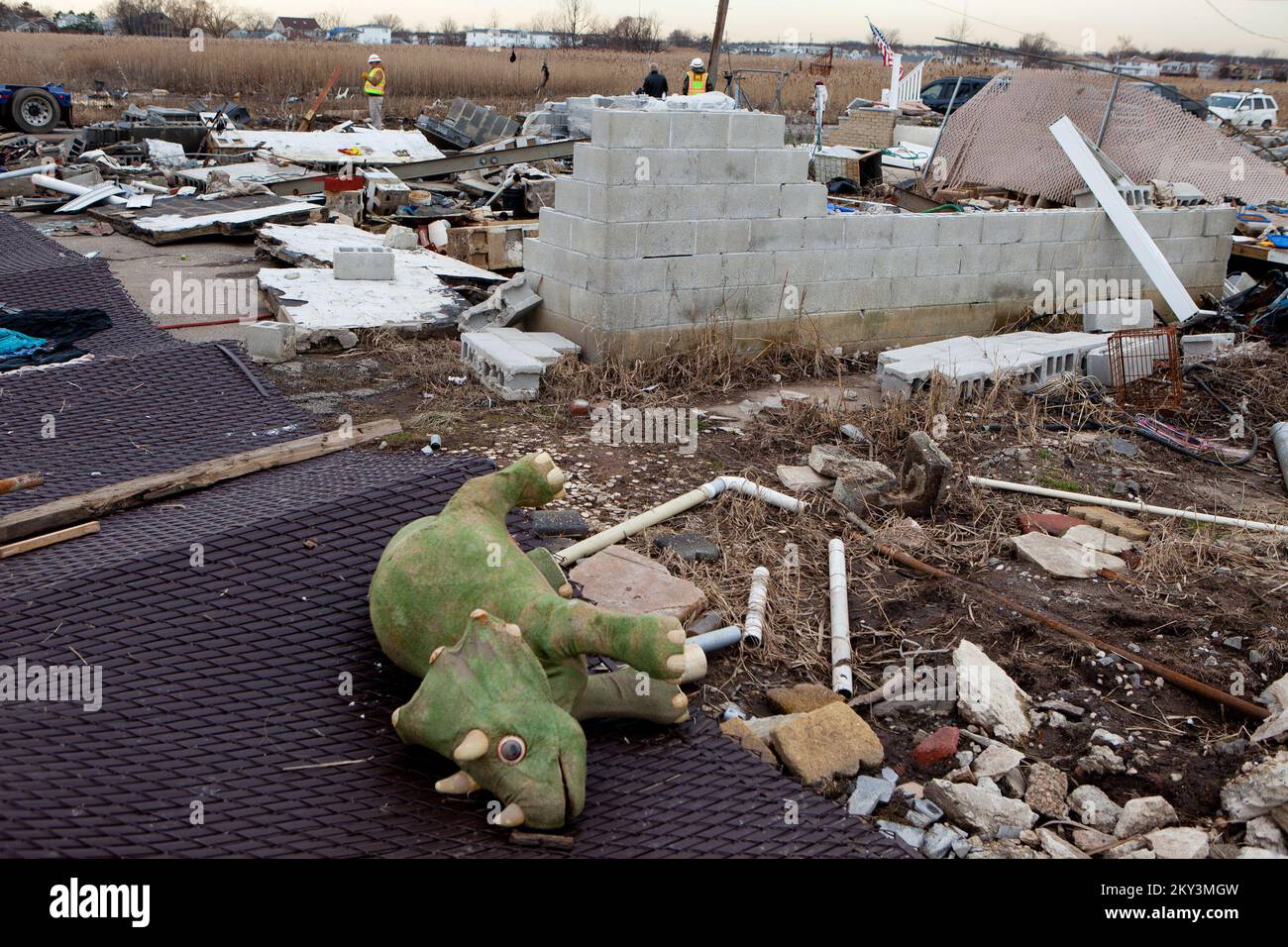 Staten Island, New York, 20 décembre 2012 Un animal en peluche se trouve dans la cour des vestiges d'une maison de Staten Island, New York. La maison a flotté de sa fondation pendant l'ouragan Sandy, et s'est installée au milieu de la rue, bloquant par la circulation. Le Programme d'aide publique de la FEMA permet d'éliminer les débris des biens publics afin d'éliminer les risques pour la santé et la sécurité. Andrea Booher/FEMA. New York ouragan Sandy. Photographies relatives aux programmes, aux activités et aux fonctionnaires de gestion des catastrophes et des situations d'urgence Banque D'Images