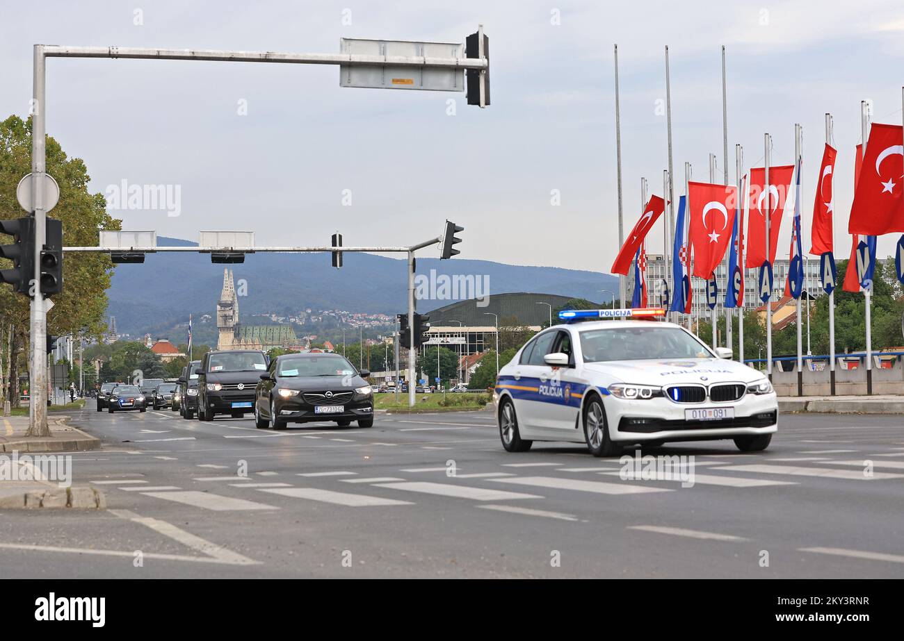 Le passage du convoi de voitures dans lequel le président turc Recep Tayyip Erdogan est présent à Zagreb, en Croatie, sur 8 septembre 2022. La visite d'Erdogan en Croatie s'accompagne de mesures de sécurité exceptionnelles. Il a été impossible de se garer le long de la route que le président turc voyagera pendant des jours, et le ministère de l'intérieur a introduit des règlements spéciaux de circulation pour jeudi et a demandé aux citoyens d'être patients. Photo: Sanjin Strukic/PIXSELL Banque D'Images