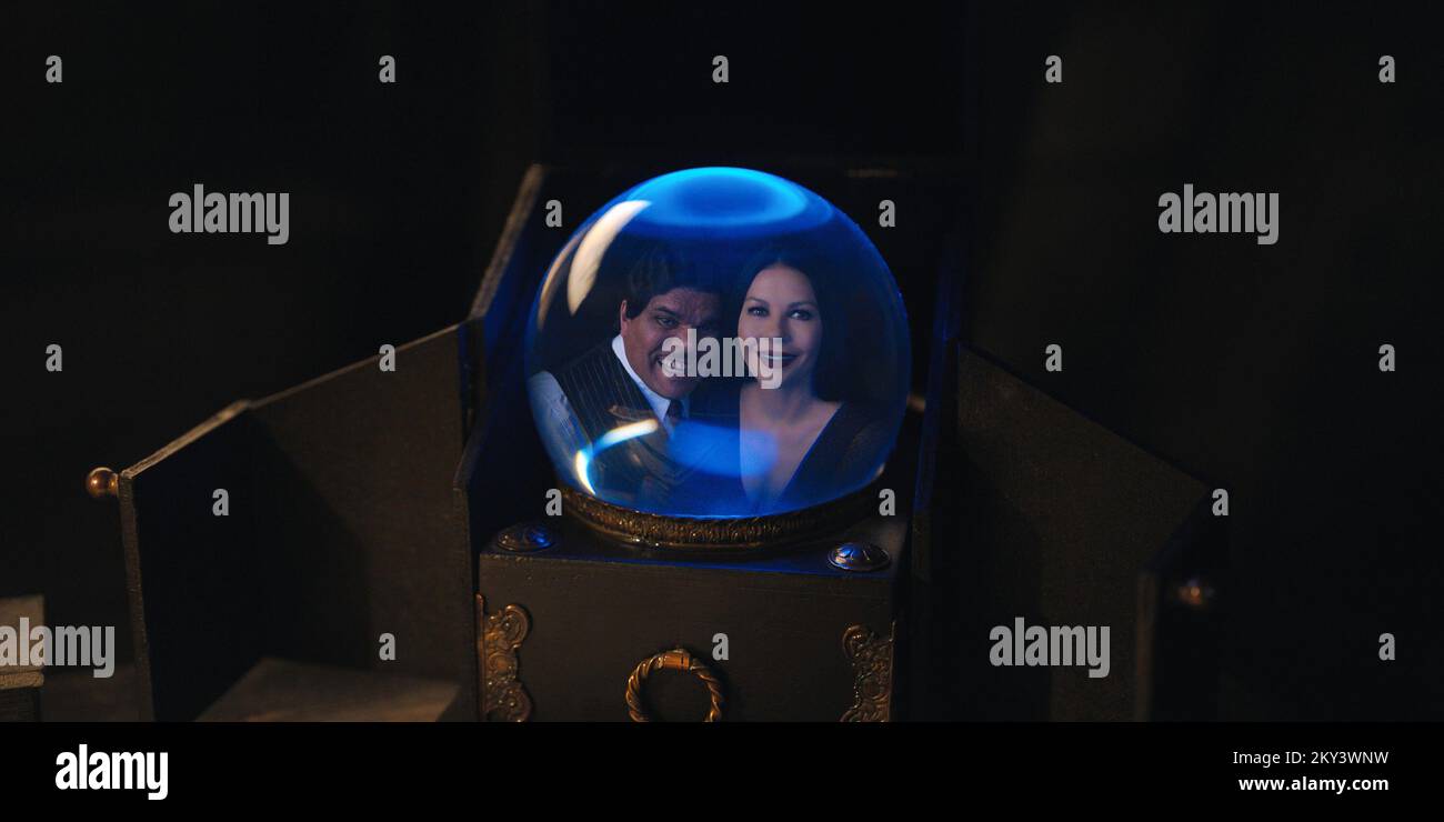 L enfant Du Mercredi Est Plein De Malheur MERCREDI, de gauche à droite : Luis Guzman, Catherine Zeta-Jones, « l'enfant  du mercredi est plein de malheur », (saison 1, ep. 101, diffusée le 23  novembre 2022). Photo: ©Netflix / Courtesy Everett Collection Photo Stock -  Alamy