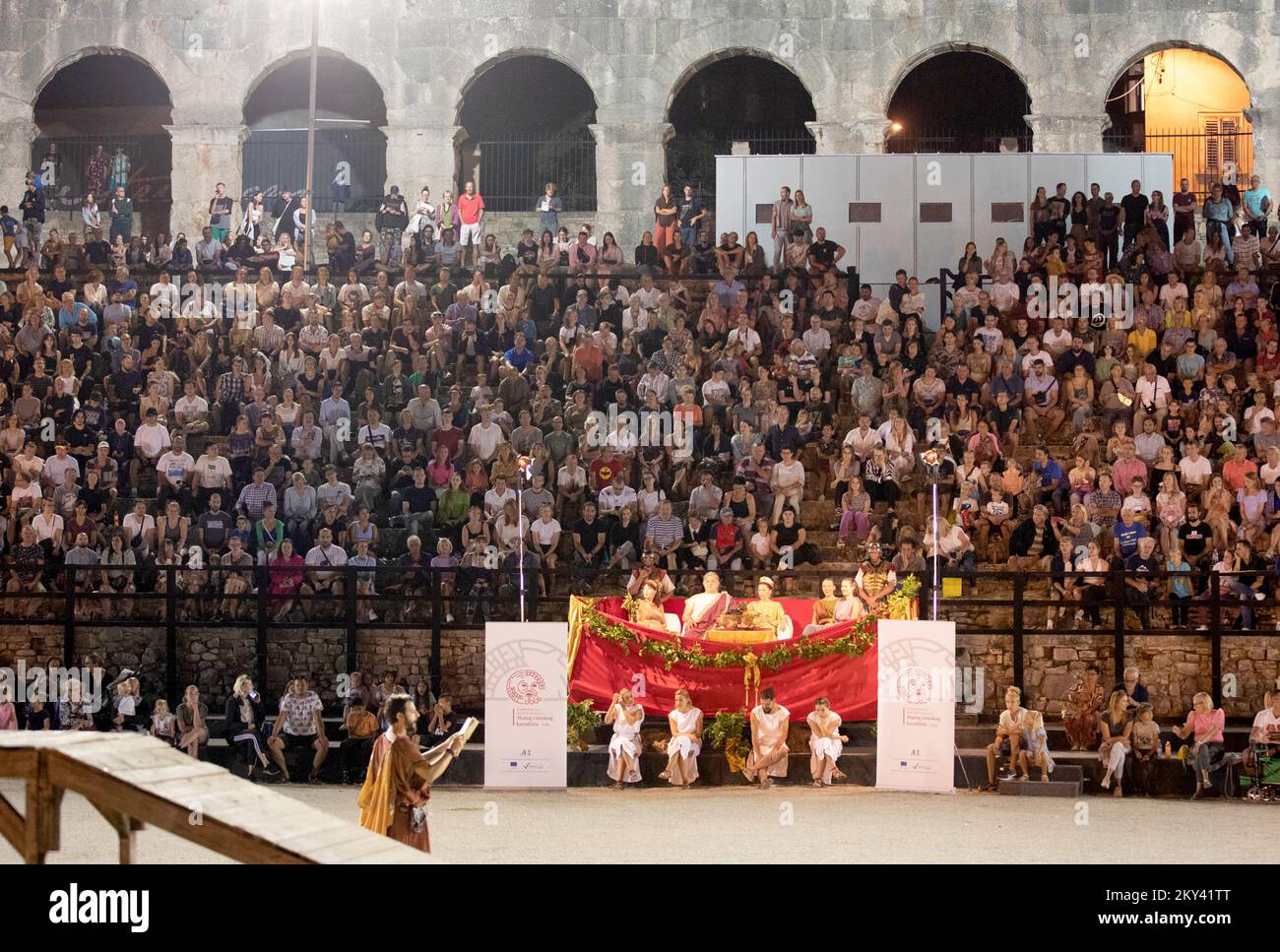 Les membres de Spectacula Gladiatoria, une association de deux fois lauréats mondiaux en gladiateurs, sont vus dans l'amphithéâtre historique à l'occasion de l'anniversaire 120th de l'existence du Musée archéologique d'Istrie à Pula, Croatie, sur 13 septembre 2022. Photo: Srecko Niketic/PIXSELL Banque D'Images