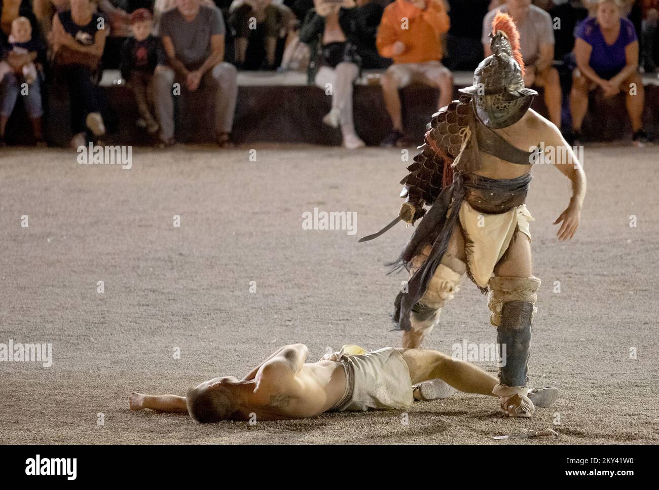 Les membres de Spectacula Gladiatoria, une association de deux fois lauréats mondiaux en gladiateurs, se battent dans l'amphithéâtre historique à l'occasion du 120th anniversaire de l'existence du Musée archéologique d'Istrie à Pula, en Croatie, sur 13 septembre 2022. Photo: Srecko Niketic/PIXSELL Banque D'Images