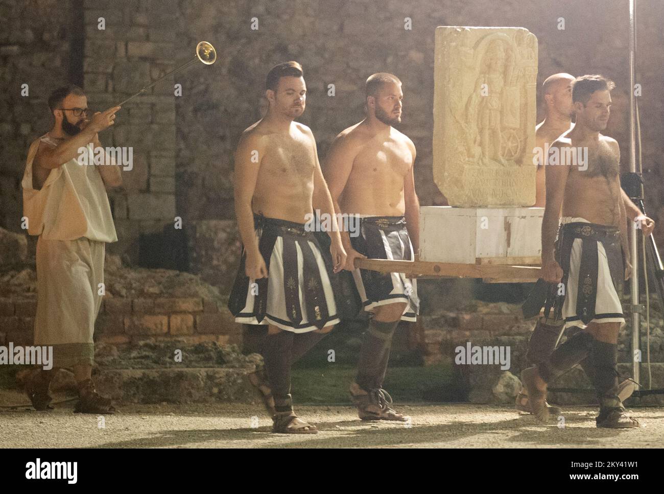 Les membres de Spectacula Gladiatoria, une association de deux fois lauréats mondiaux en gladiateurs, sont vus dans l'amphithéâtre historique à l'occasion de l'anniversaire 120th de l'existence du Musée archéologique d'Istrie à Pula, Croatie, sur 13 septembre 2022. Photo: Srecko Niketic/PIXSELL Banque D'Images