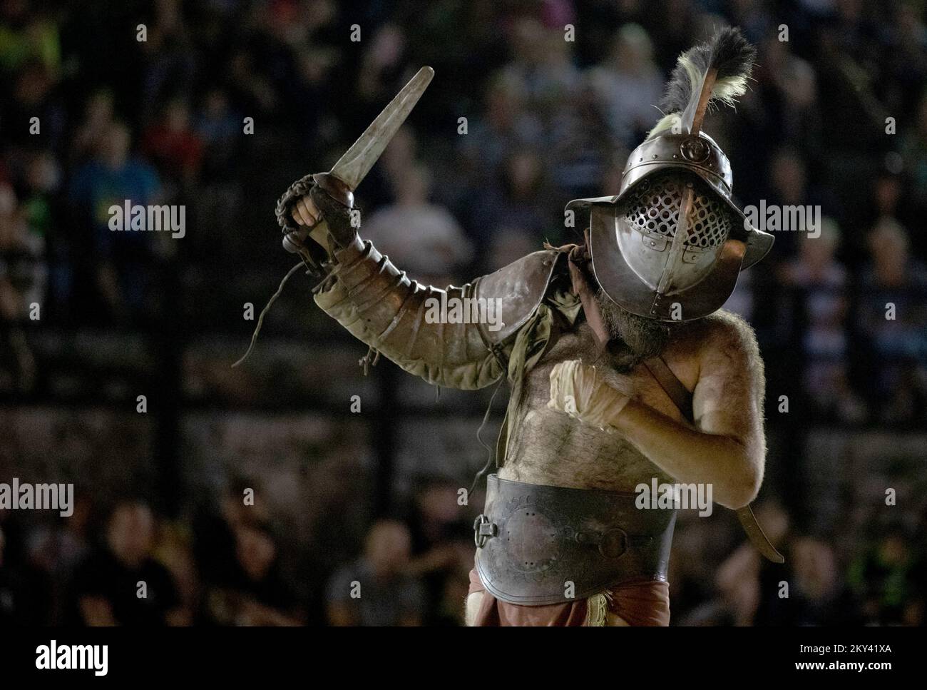 Les membres de Spectacula Gladiatoria, une association de deux fois lauréats mondiaux en gladiateurs, se battent dans l'amphithéâtre historique à l'occasion du 120th anniversaire de l'existence du Musée archéologique d'Istrie à Pula, en Croatie, sur 13 septembre 2022. Photo: Srecko Niketic/PIXSELL Banque D'Images