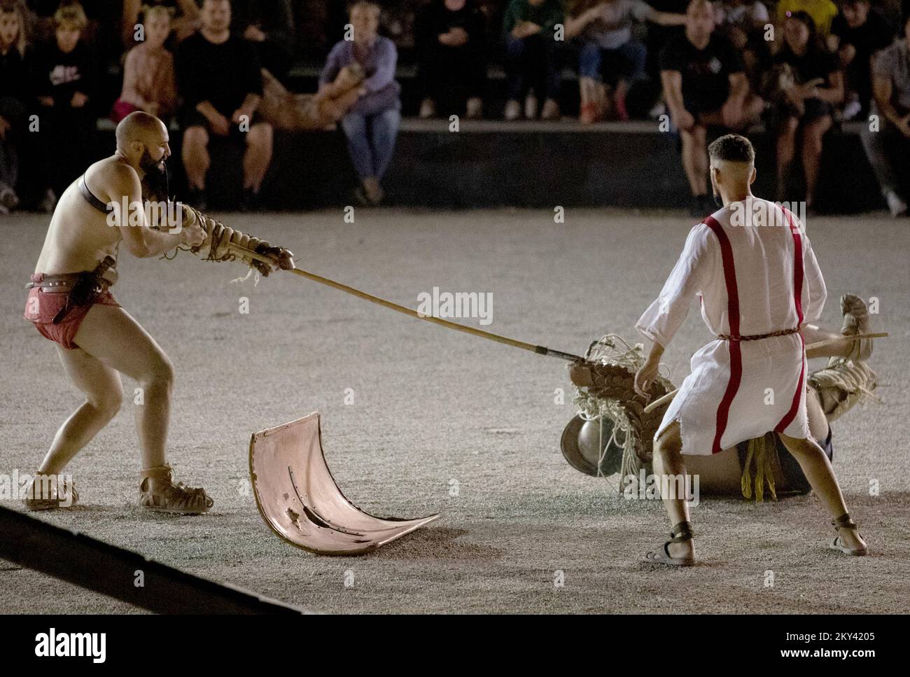 Les membres de Spectacula Gladiatoria, une association de deux fois lauréats mondiaux en gladiateurs, se battent dans l'amphithéâtre historique à l'occasion du 120th anniversaire de l'existence du Musée archéologique d'Istrie à Pula, en Croatie, sur 13 septembre 2022. Photo: Srecko Niketic/PIXSELL Banque D'Images