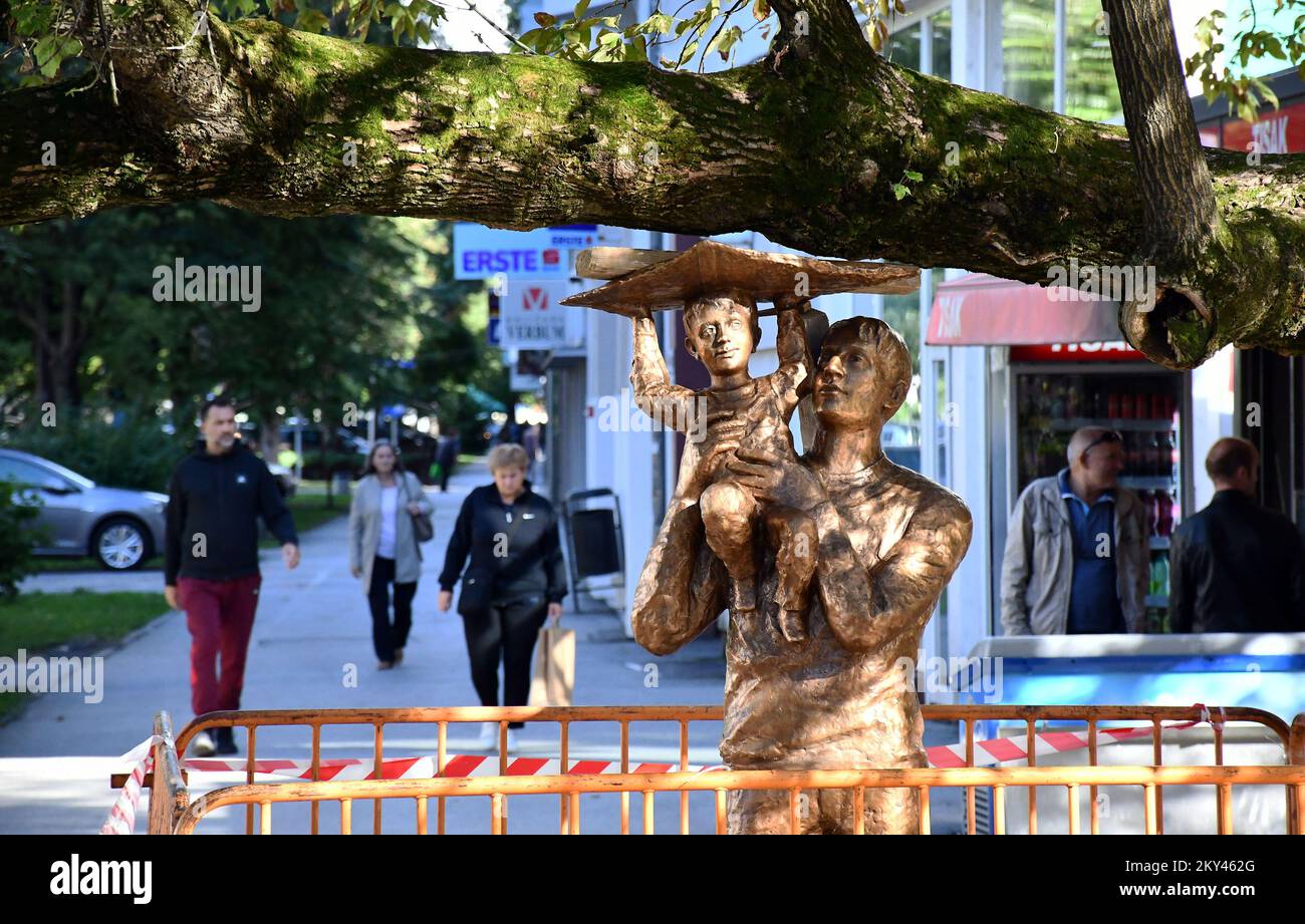 Dans la rue Petar Kresimir IV, une sculpture inhabituelle a été placée, qui semble soutenir une branche épaisse d'un vieux arbre. La sculpture appelée Père et fils est l'oeuvre du sculpteur universitaire Tomislav Krsnjavi, sa construction et son installation à cet endroit a été financée par la ville de Slavonski Brod, à Slavonski Brod, en Croatie, sur 20 septembre. Photo: Ivica Galovic/PIXSELL Banque D'Images