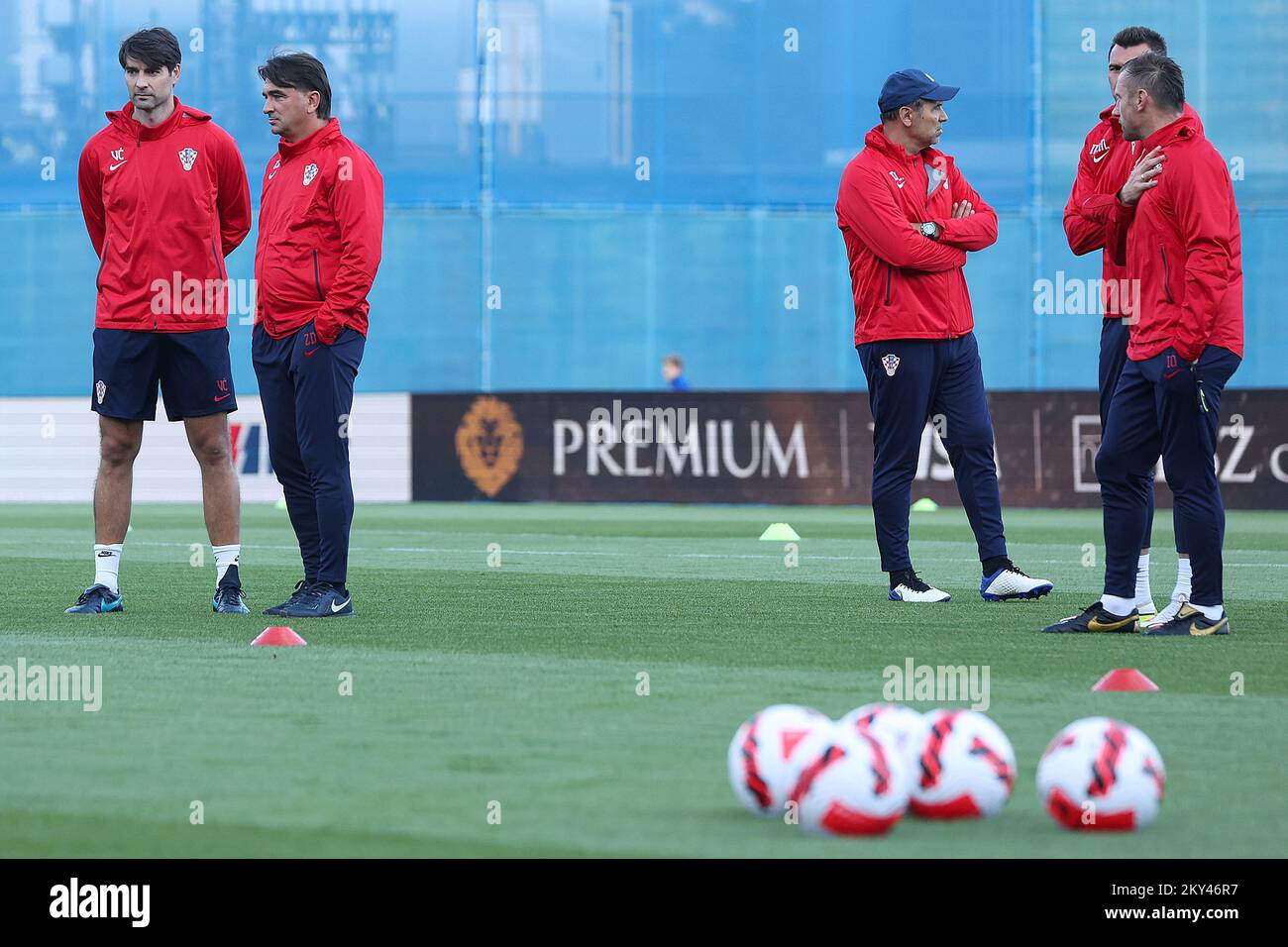 L'entraîneur national croate Zlatko Dalic avec les membres du personnel d'entraînement Vedran Corluka, Mario Mandzukic et Ivica Olic à l'entraînement de l'équipe nationale de football croate au stade Maksimir à Zagreb, en Croatie, sur 21 septembre 2022. La Croatie jouera demain un match de la Ligue des Nations de l'UEFA contre le Danemark. Photo: Goran Stanzl/PIXSELL Banque D'Images