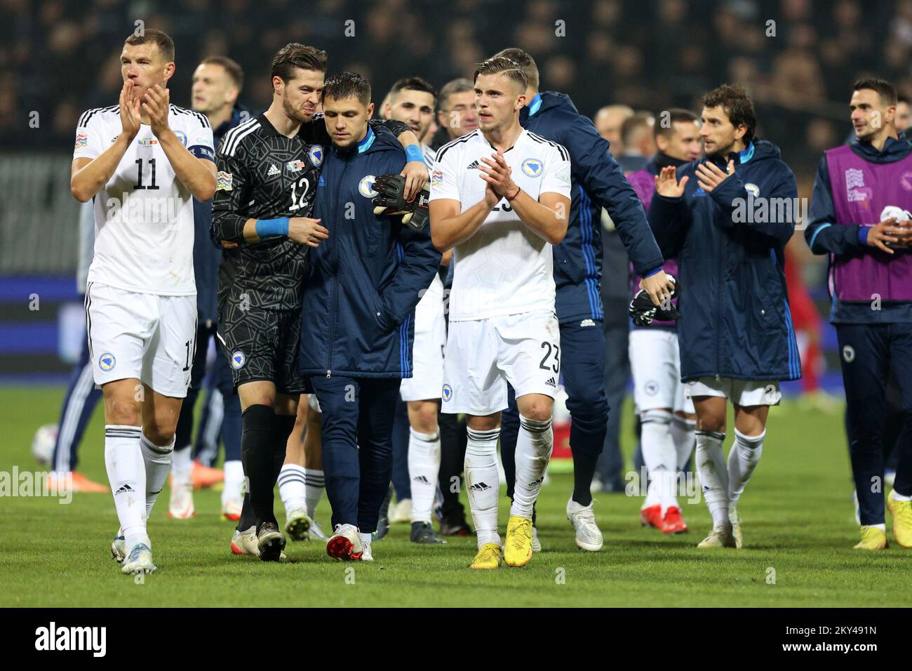 Ermin Demirovic de BiH célèbre la victoire avec ses coéquipiers après le Round 5 du match de la Ligue des Nations de l'UEFA entre la Bosnie-Herzégovine et le Monténégro au stade Bilino Polje, à Zenica, sur 23 septembre 2022. Photo: Armin Durgut/PIXSELL Banque D'Images