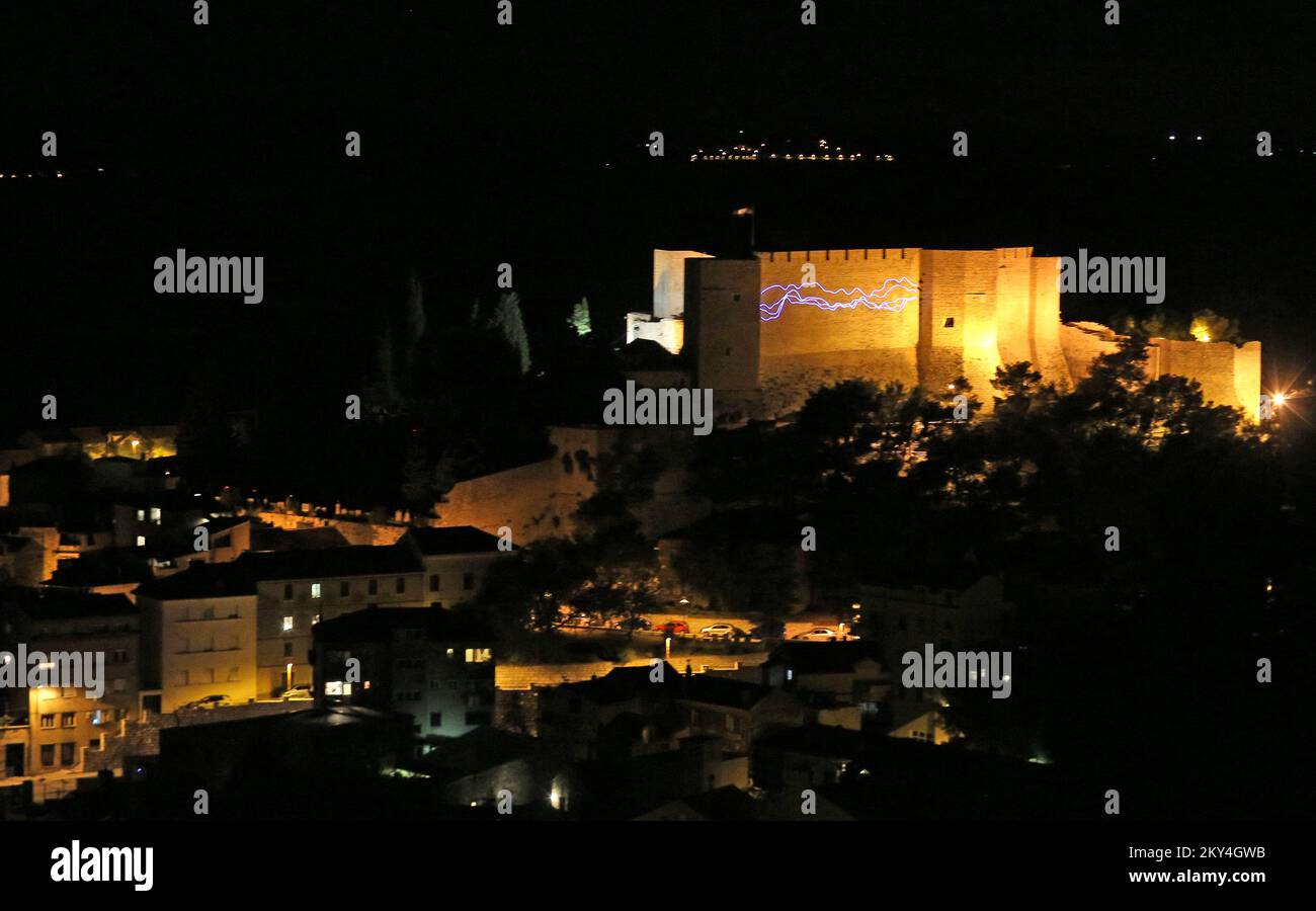 Photo prise sur 04 octobre 2022 montre la projection laser sur la forteresse Saint-Michel avant le festival international Vector Hack consacré aux graphiques vectoriels analogiques expérimentaux, à Sibenik Croatie. Photo: Dusko Jaramaz/PIXSELL Banque D'Images