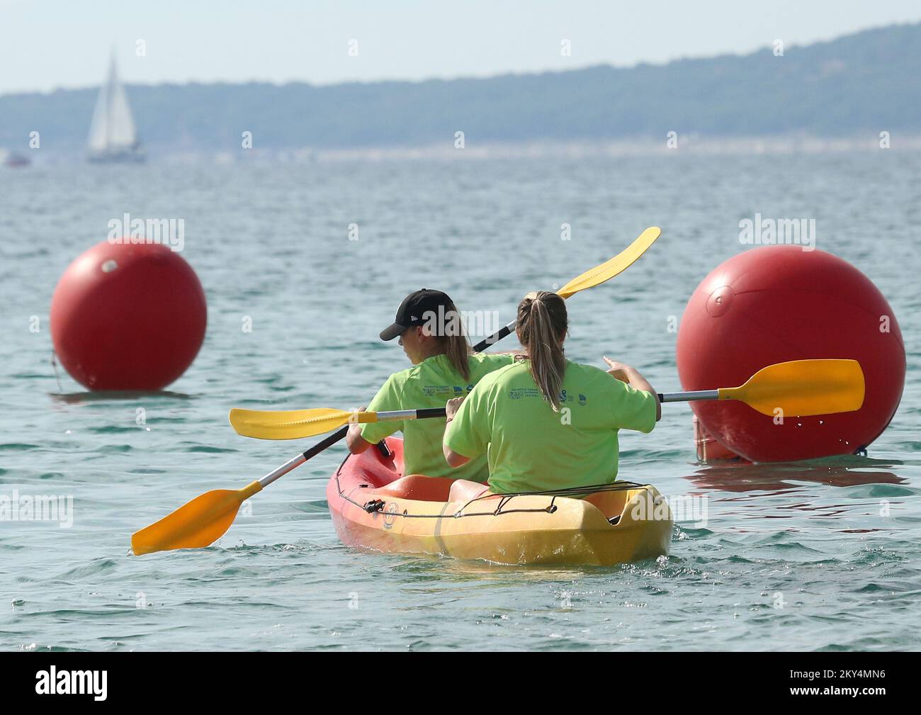 Dans le cadre du festival de plein air Dalmatie Sibenik, des courses de SUP et de kayak ont eu lieu à Jadrija, à l'emplacement Mali Viganj près de Sibenik, en Croatie, sur 9 octobre 2022. 17 participants ont participé à la course du SUP, tandis que 13 équipes de deux participants ont participé à la course de kayak. Photo: Dusko Jaramaz/PIXSELL Banque D'Images