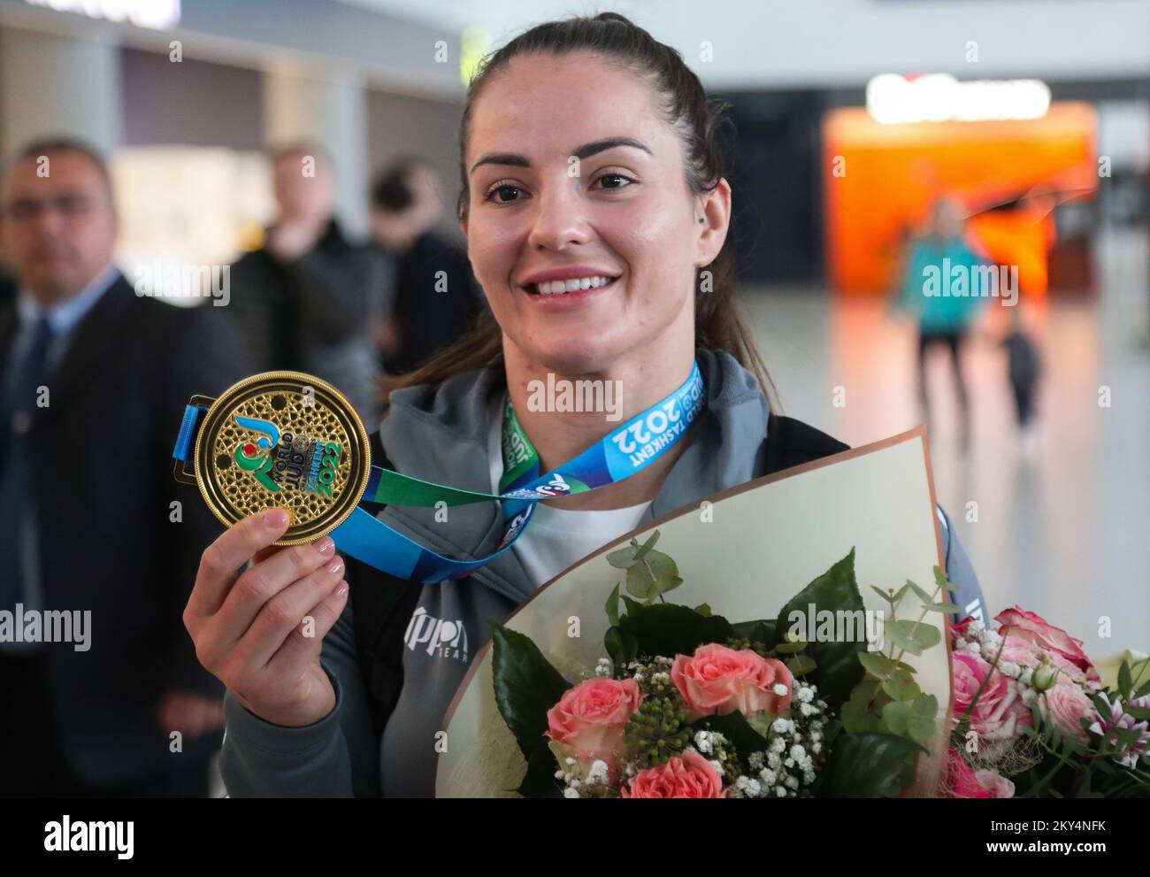 Barbara Matic, championne du Judo, pose avec une médaille d'or lors de la réception à l'aéroport. Réception des athlètes Barbara Matic et Lara Cvjetko à l'aéroport après le retour du Championnat du monde, où Barbara Matic a gagné une médaille d'or et Lara Cvjetko une médaille d'argent à judo, à Zagreb, en Croatie, sur 11 octobre 2022. Photo: Zeljko Hladika/PIXSELL Banque D'Images