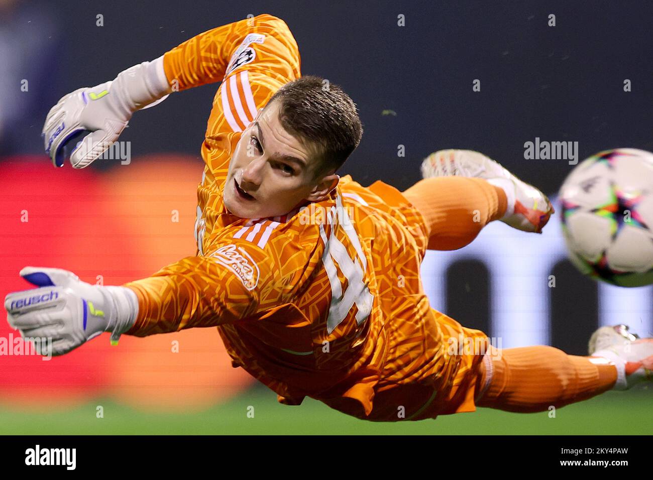 ZAGREB, CROATIE - OCTOBRE 11 : Dominik Livakovic de Dinamo Zagreb en action pendant le match de la Ligue des champions de l'UEFA entre Dinamo Zagreb et le FC Salzbourg au stade Maksimir de 11 octobre 2022 à Zagreb, en Croatie. Photo: Goran Stanzl/PIXSELL Banque D'Images