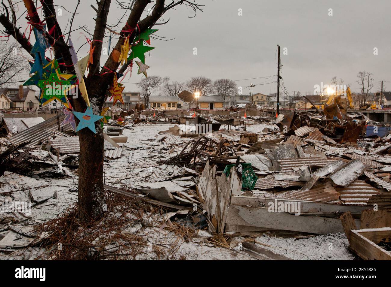 Breezy point, New York, 8 février 2013 les États-Unis Le corps des ingénieurs de l'armée (USACE) procède à l'enlèvement des débris de la propriété personnelle des plus de 100 maisons détruites par des incendies à Breezy point, NY pendant l'ouragan Sandy. Les opérations sont effectuées de nuit pour accélérer le nettoyage et les travaux se poursuivent pendant qu'un Nor'easter se déplace dans la zone. Andrea Booher/FEMA. New York ouragan Sandy. Photographies relatives aux programmes, aux activités et aux fonctionnaires de gestion des catastrophes et des situations d'urgence Banque D'Images