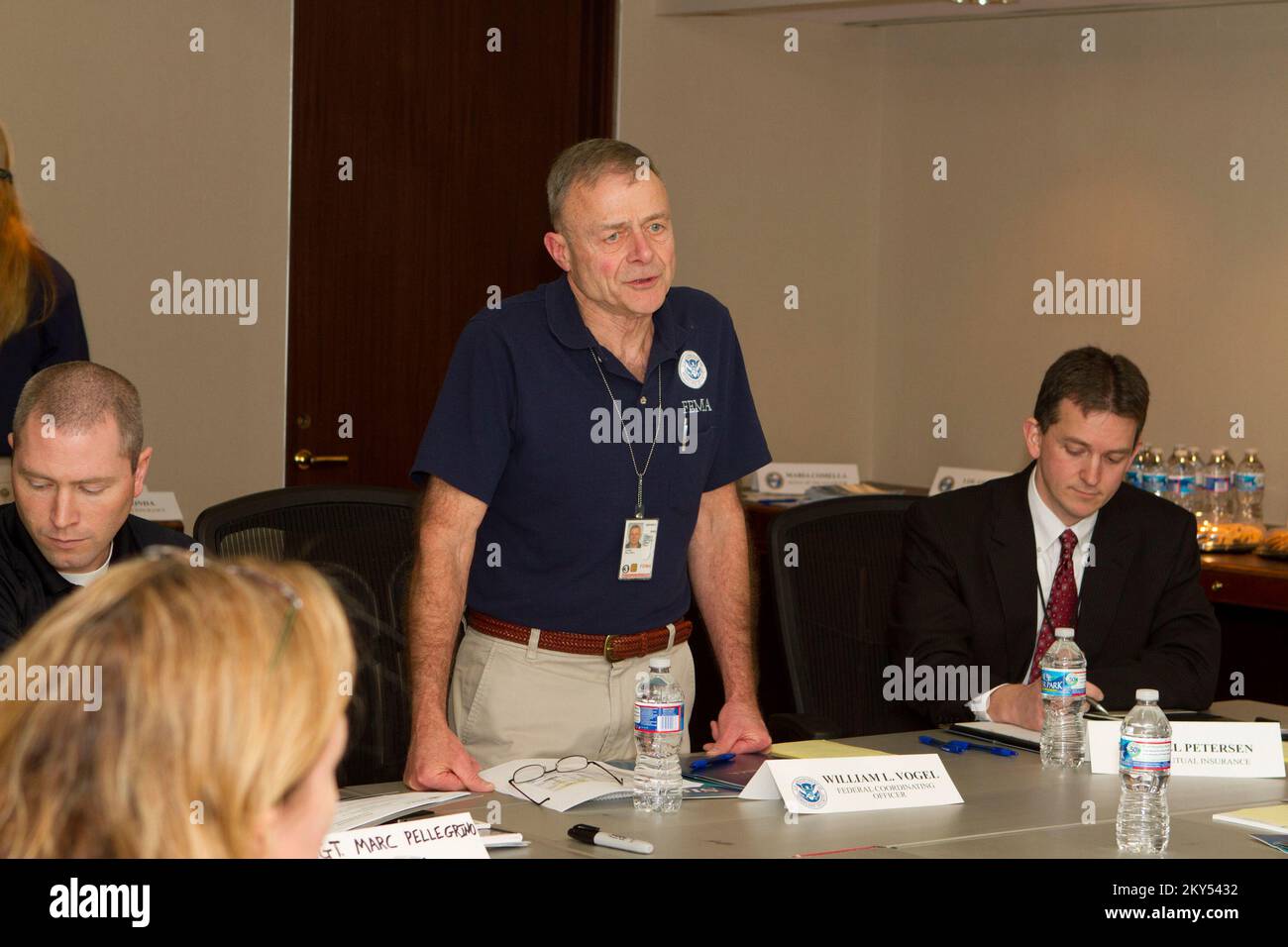 Lincroft, N.J., 12 février 2013 William Vogel, Agent de coordination fédéral, Rencontre et accueille avec des partenaires de l'industrie de l'assurance et du gouvernement fédéral afin de rationaliser l'aide aux survivants d'une catastrophe d'ouragan Sandy lors de la Table ronde sur l'industrie de l'assurance. New Jersey ouragan Sandy. Photographies relatives aux programmes, aux activités et aux fonctionnaires de gestion des catastrophes et des situations d'urgence Banque D'Images